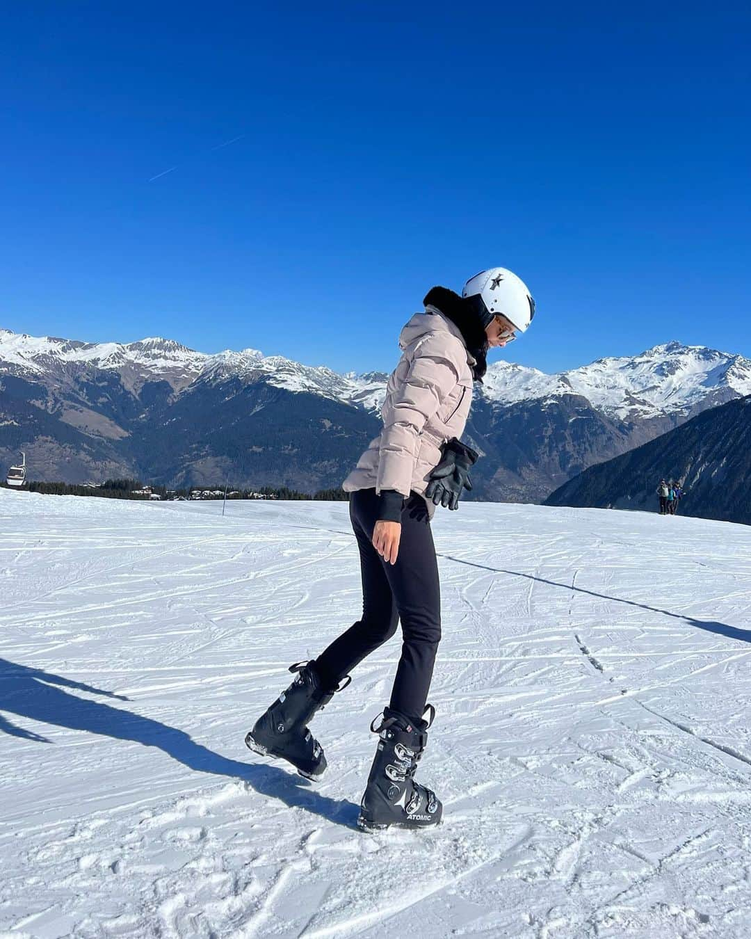 ヴィクトリア・ヴァルガさんのインスタグラム写真 - (ヴィクトリア・ヴァルガInstagram)「Having the best time at my very first ski trip ❄️」3月7日 3時02分 - vikyvarga