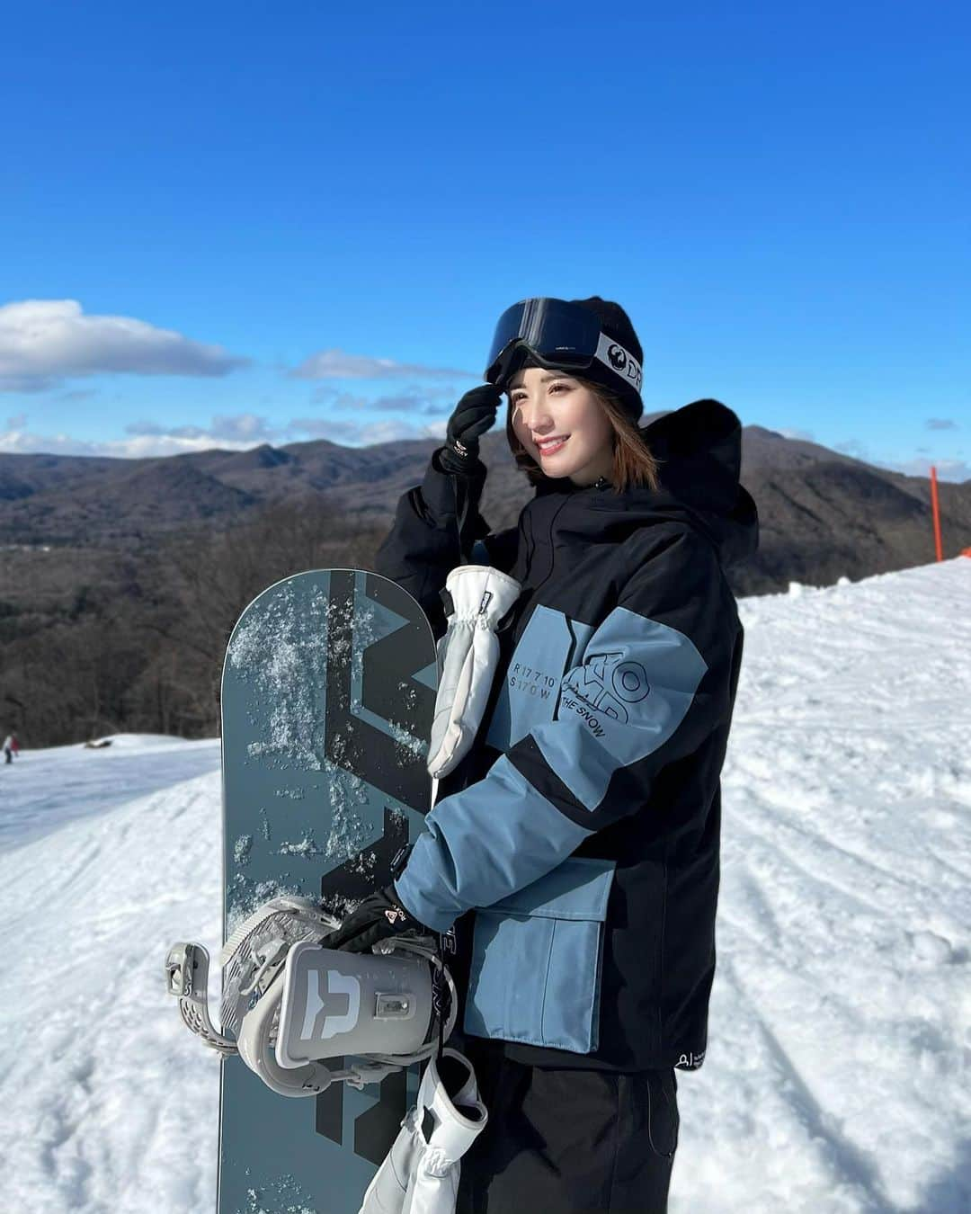 伊藤愛真さんのインスタグラム写真 - (伊藤愛真Instagram)「晴れ最高〜🤍 この前売り子の同期と軽プリいってきたやつ！土日で人多すぎた！笑 もうそろそろノーマルタイヤに変えていいのかなあ？😳 . . #スノボ女子#スノボ#スノボコーデ#スノーボード#スノーボード女子#スノーボードウェア#スノボウェア#snowboardwear#snowboarding#snowboard#ootd#스노보드#스노보드복#스키복」3月7日 16時58分 - __emagram