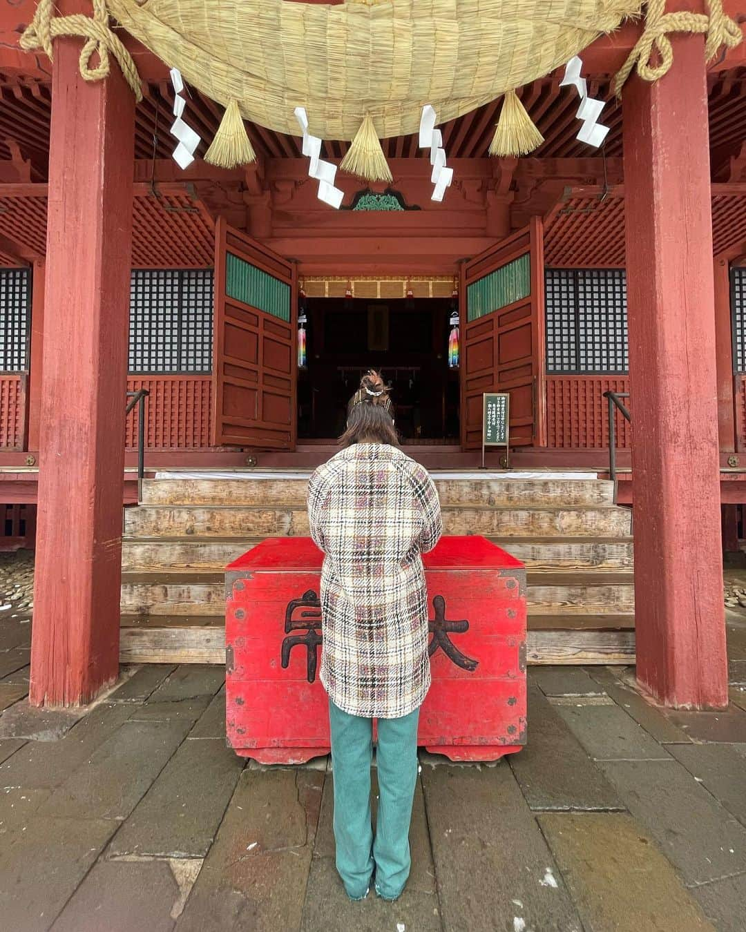 王林さんのインスタグラム写真 - (王林Instagram)「#hirosaki   青森県弘前市にあるパワースポット岩木山神社⛩🍏 王林が定期的に行く場所。岩木山の中腹にある神社で冬は真っ白な世界の中にある赤がよりパワーを感じさせてくれるよ🫣 龍神の神様が居て、王林がライブしたり撮影したり大切な日って絶対晴れるんだけどここのおかげだとおもってる🌞💚 岩木山からの湧水もあるの！縁起がよすぎるね🤤  そして弘前と言ったら煮干しラーメン！ 弘前公園のすぐ近くにあるラーメン店「煮干結社弘前」の「煮干番長」あっという間に食べ終わりました🤤 濃厚すぎるどろどろ煮干しのスープが麺によく絡んでそこに食感と辛さをくれる玉ねぎがめんだよなぁ ここは外まで列できて並んでるのも結構見る！行ってみてね🕺🕺  @akita_rail_trip もっと詳しく青森を知りたい人はこっちもチェックしてね！  #弘前 #弘前グルメ #弘前ラーメン #青森グルメ #青森観光  #煮干しラーメン #ニボシチュウドク #岩木山 #岩木山神社 #神社 #aomori #ツガルツナガル #津軽観光キャンペーン #王林の青森事情」3月7日 18時40分 - ourin_ringoooo