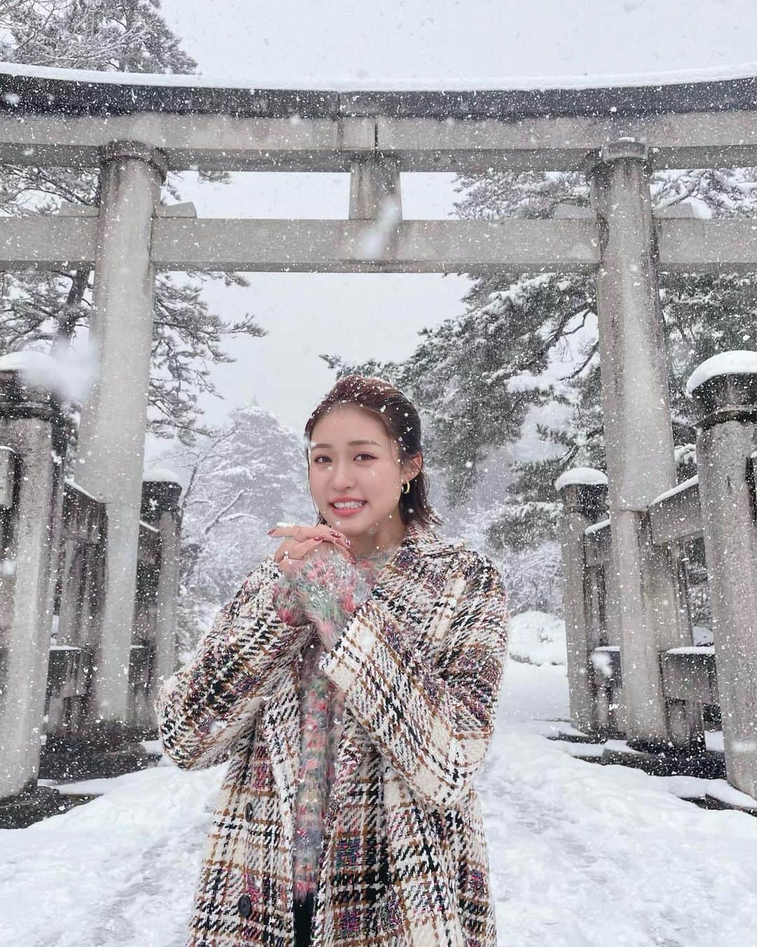 王林さんのインスタグラム写真 - (王林Instagram)「#hirosaki   青森県弘前市にあるパワースポット岩木山神社⛩🍏 王林が定期的に行く場所。岩木山の中腹にある神社で冬は真っ白な世界の中にある赤がよりパワーを感じさせてくれるよ🫣 龍神の神様が居て、王林がライブしたり撮影したり大切な日って絶対晴れるんだけどここのおかげだとおもってる🌞💚 岩木山からの湧水もあるの！縁起がよすぎるね🤤  そして弘前と言ったら煮干しラーメン！ 弘前公園のすぐ近くにあるラーメン店「煮干結社弘前」の「煮干番長」あっという間に食べ終わりました🤤 濃厚すぎるどろどろ煮干しのスープが麺によく絡んでそこに食感と辛さをくれる玉ねぎがめんだよなぁ ここは外まで列できて並んでるのも結構見る！行ってみてね🕺🕺  @akita_rail_trip もっと詳しく青森を知りたい人はこっちもチェックしてね！  #弘前 #弘前グルメ #弘前ラーメン #青森グルメ #青森観光  #煮干しラーメン #ニボシチュウドク #岩木山 #岩木山神社 #神社 #aomori #ツガルツナガル #津軽観光キャンペーン #王林の青森事情」3月7日 18時40分 - ourin_ringoooo