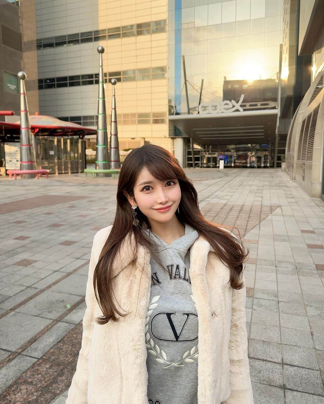 MAYUさんのインスタグラム写真 - (MAYUInstagram)「. 韓国旅行の写真ちょこちょこアップしていきます😊❤️ . 夜はやっぱり冷えるけど、日中は全然寒くなくて過ごしやすかったよ〜☀️ ただ空気がモヤってる？感じが凄かった🥺 . パーカーはおにゅーの @maisonvalentino 🤍 メンズのものだけど、XSだと女の子でも着れる🤍 . . #韓国#韓国旅行#旅行#ソウル#コエックス#バレンティノ#パーカー#パーカーコーデ#パーカー女子#korea#seoul#korean#intercontinentalseoulcoex#coex#koreafashion#fashion#ootd#fashionstyle#valentino#maisonvalentino#dior#japanesegirl」3月7日 19時04分 - mayu.kina_golf