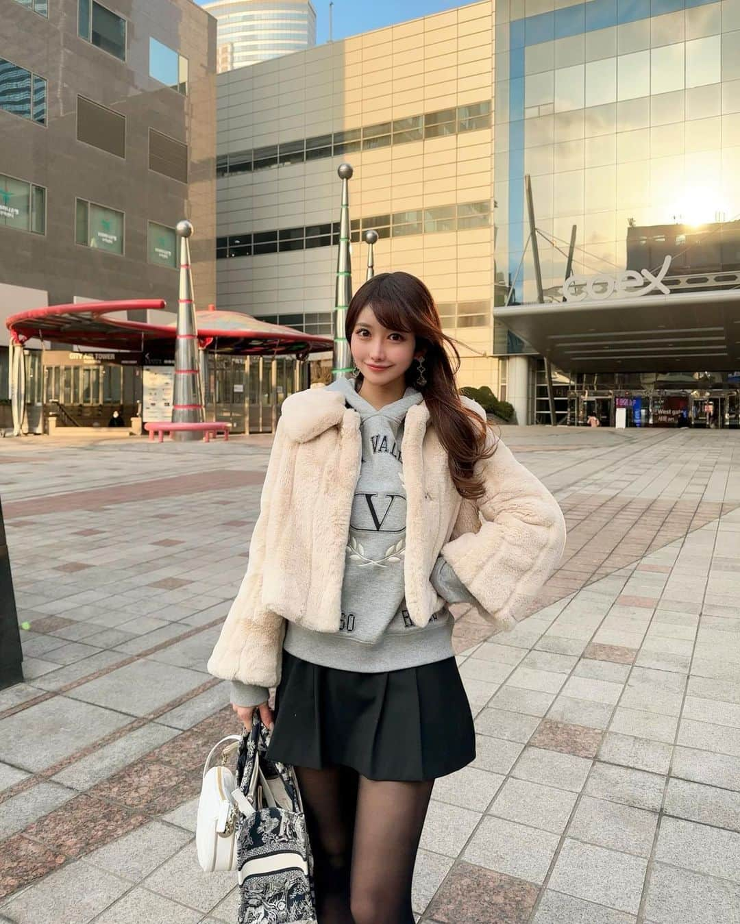 MAYUさんのインスタグラム写真 - (MAYUInstagram)「. 韓国旅行の写真ちょこちょこアップしていきます😊❤️ . 夜はやっぱり冷えるけど、日中は全然寒くなくて過ごしやすかったよ〜☀️ ただ空気がモヤってる？感じが凄かった🥺 . パーカーはおにゅーの @maisonvalentino 🤍 メンズのものだけど、XSだと女の子でも着れる🤍 . . #韓国#韓国旅行#旅行#ソウル#コエックス#バレンティノ#パーカー#パーカーコーデ#パーカー女子#korea#seoul#korean#intercontinentalseoulcoex#coex#koreafashion#fashion#ootd#fashionstyle#valentino#maisonvalentino#dior#japanesegirl」3月7日 19時04分 - mayu.kina_golf