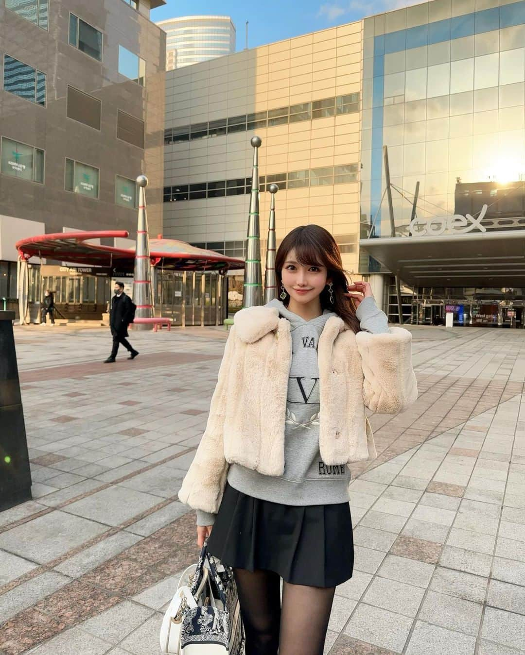 MAYUさんのインスタグラム写真 - (MAYUInstagram)「. 韓国旅行の写真ちょこちょこアップしていきます😊❤️ . 夜はやっぱり冷えるけど、日中は全然寒くなくて過ごしやすかったよ〜☀️ ただ空気がモヤってる？感じが凄かった🥺 . パーカーはおにゅーの @maisonvalentino 🤍 メンズのものだけど、XSだと女の子でも着れる🤍 . . #韓国#韓国旅行#旅行#ソウル#コエックス#バレンティノ#パーカー#パーカーコーデ#パーカー女子#korea#seoul#korean#intercontinentalseoulcoex#coex#koreafashion#fashion#ootd#fashionstyle#valentino#maisonvalentino#dior#japanesegirl」3月7日 19時04分 - mayu.kina_golf