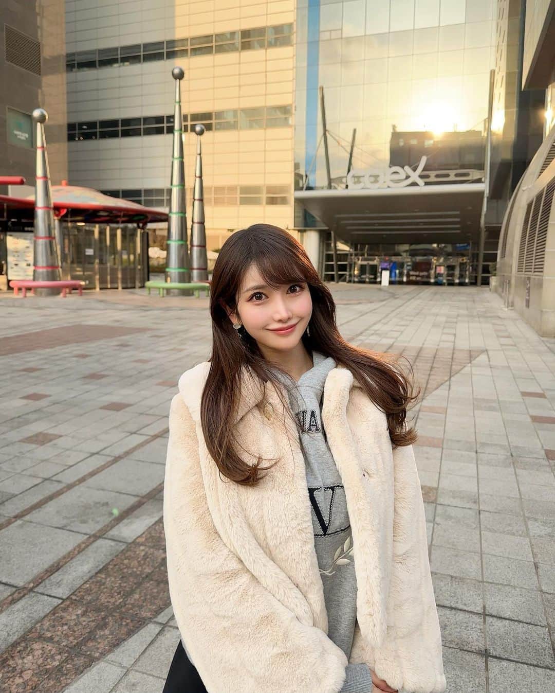 MAYUさんのインスタグラム写真 - (MAYUInstagram)「. 韓国旅行の写真ちょこちょこアップしていきます😊❤️ . 夜はやっぱり冷えるけど、日中は全然寒くなくて過ごしやすかったよ〜☀️ ただ空気がモヤってる？感じが凄かった🥺 . パーカーはおにゅーの @maisonvalentino 🤍 メンズのものだけど、XSだと女の子でも着れる🤍 . . #韓国#韓国旅行#旅行#ソウル#コエックス#バレンティノ#パーカー#パーカーコーデ#パーカー女子#korea#seoul#korean#intercontinentalseoulcoex#coex#koreafashion#fashion#ootd#fashionstyle#valentino#maisonvalentino#dior#japanesegirl」3月7日 19時04分 - mayu.kina_golf