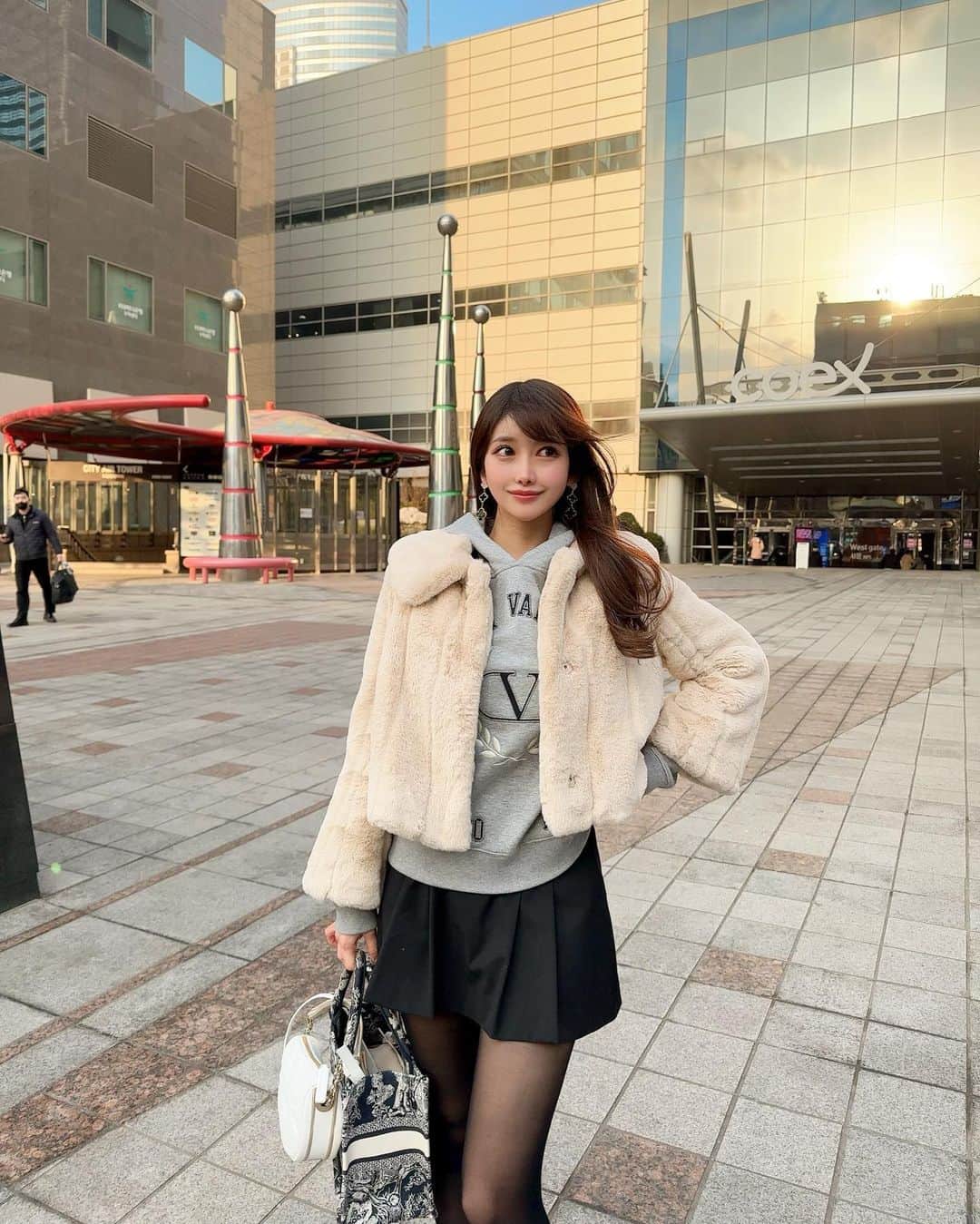 MAYUさんのインスタグラム写真 - (MAYUInstagram)「. 韓国旅行の写真ちょこちょこアップしていきます😊❤️ . 夜はやっぱり冷えるけど、日中は全然寒くなくて過ごしやすかったよ〜☀️ ただ空気がモヤってる？感じが凄かった🥺 . パーカーはおにゅーの @maisonvalentino 🤍 メンズのものだけど、XSだと女の子でも着れる🤍 . . #韓国#韓国旅行#旅行#ソウル#コエックス#バレンティノ#パーカー#パーカーコーデ#パーカー女子#korea#seoul#korean#intercontinentalseoulcoex#coex#koreafashion#fashion#ootd#fashionstyle#valentino#maisonvalentino#dior#japanesegirl」3月7日 19時04分 - mayu.kina_golf