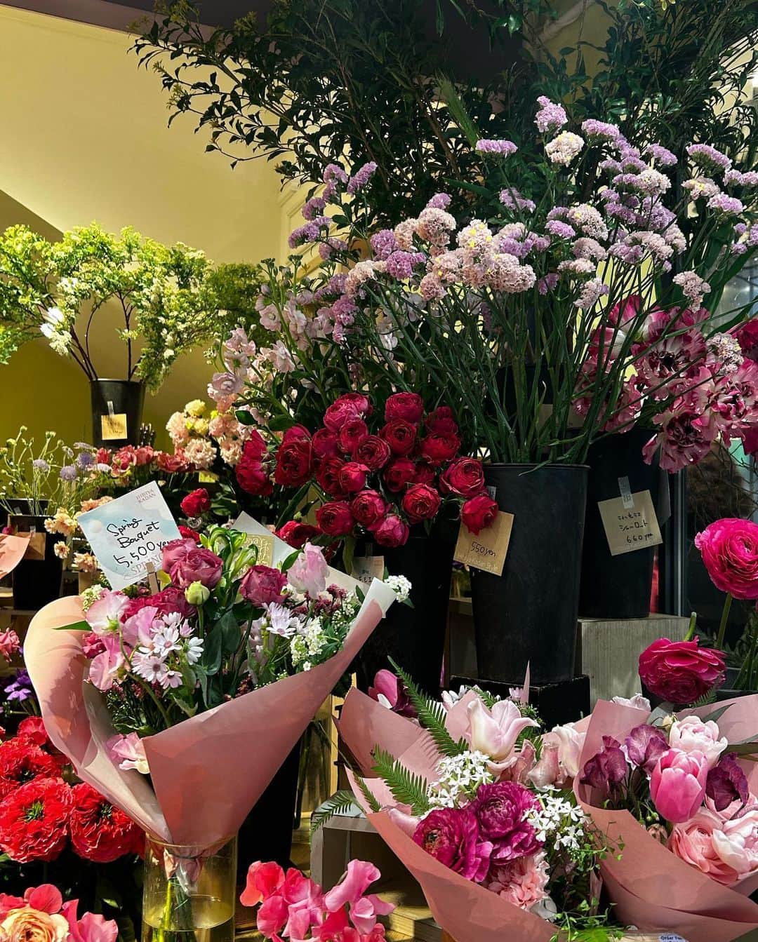サクラ・キルシュさんのインスタグラム写真 - (サクラ・キルシュInstagram)「found a beautiful flower shop (^з^)-☆ and my doughnut 🍩  素敵な花屋さんみっけ！」3月7日 19時49分 - sakura_kirsch