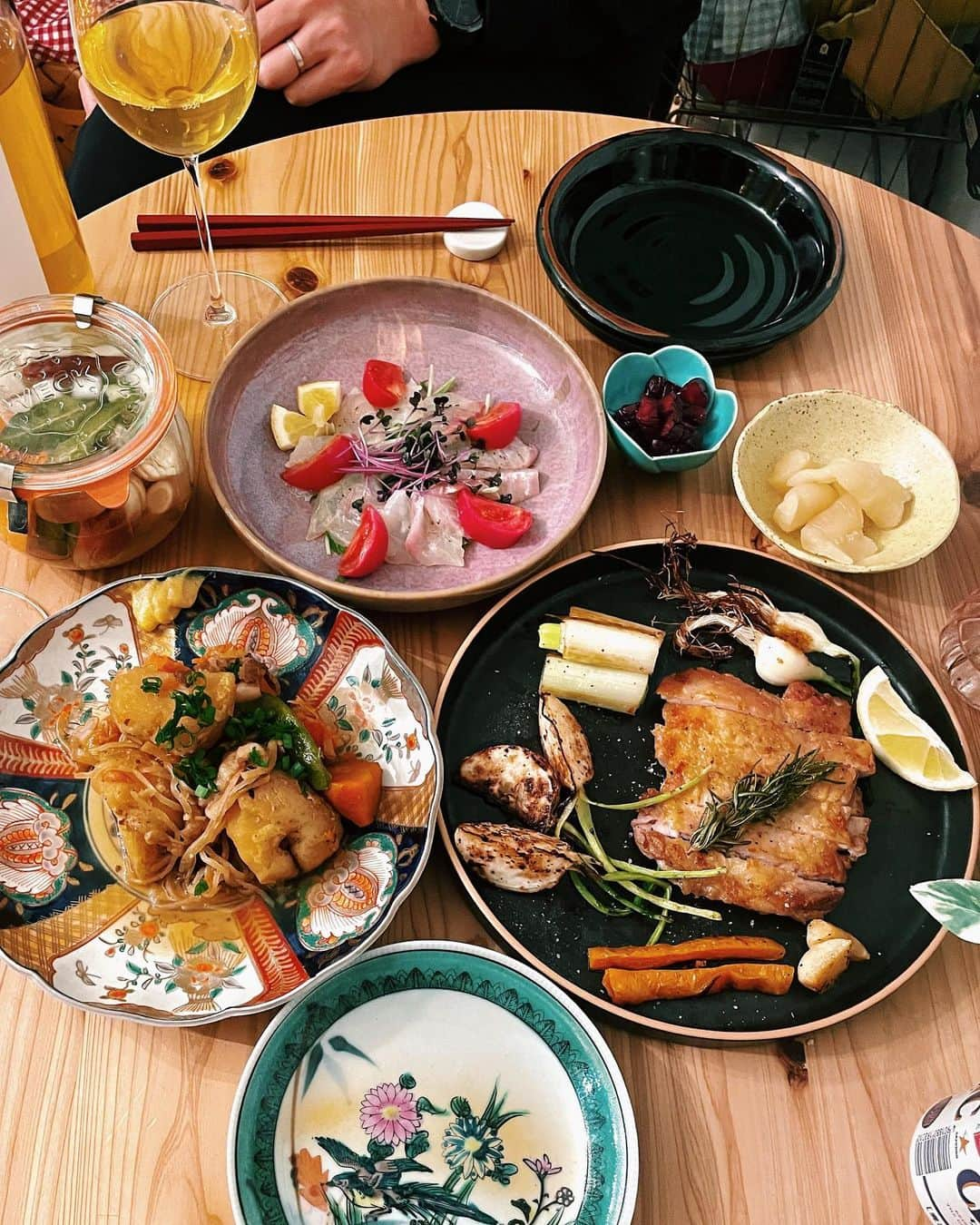 吉田知那美さんのインスタグラム写真 - (吉田知那美Instagram)「・ One of my favorite times in my life🍷🍽️ 🧔🏽‍♂️ #待ってました日常  いつかの食卓の一片。 生まれて初めて菊芋を買って調理してみました。見た目は生姜、切った感触は蓮根、揚げた食感は長芋でした。虜になりました。#菊芋  そして今週、コラム第5話が掲載予定です。 大変お久しぶりとなってしまいました。 今回のお話は世にも奇妙なSF話となっております🛸 （世にも奇妙なサツキ・フジサワではありません🧚）」3月7日 21時17分 - chinami1991