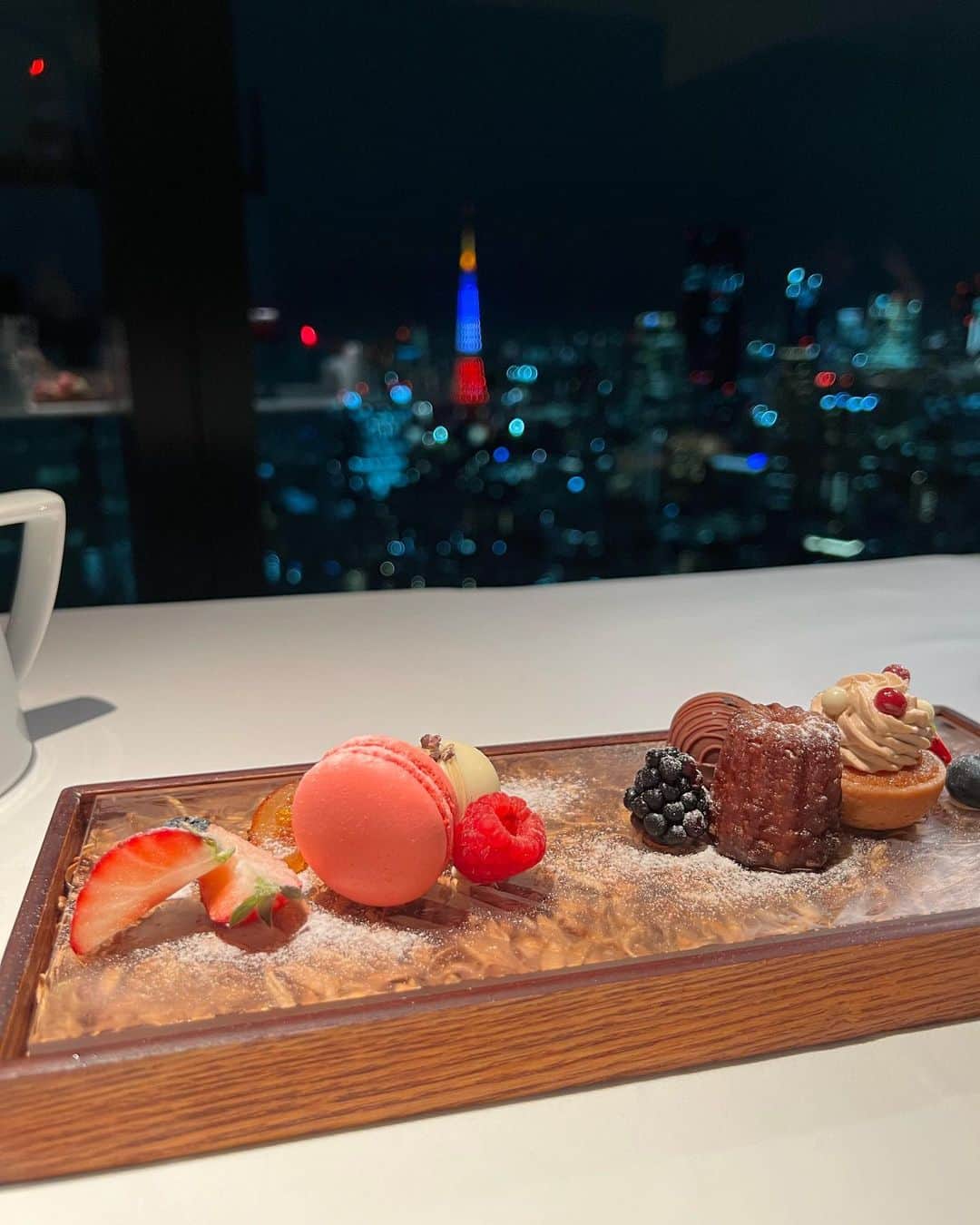 吉田恵美さんのインスタグラム写真 - (吉田恵美Instagram)「夜景見ながらディナー🍽  お料理どれも美味しくて景色も綺麗で最高✨  @fishbanktokyo_edge #fishbanktokyo」3月7日 21時20分 - _yoshida_megumi