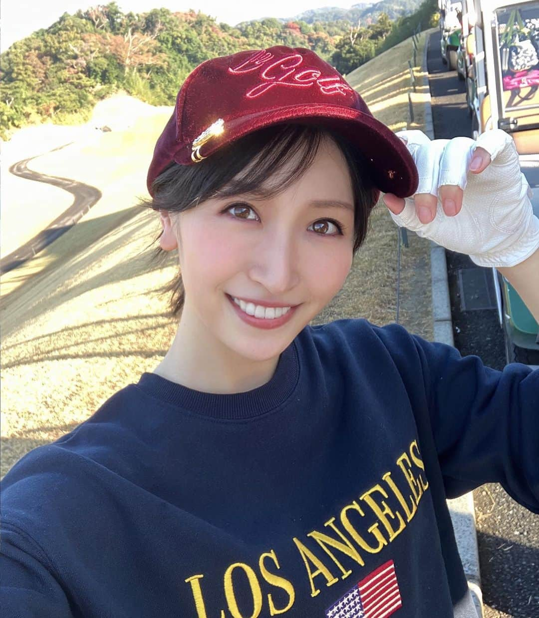 横山ルリカさんのインスタグラム写真 - (横山ルリカInstagram)「. 今週はあたたかくて嬉しい〜☀️ 初めてのゴルフ場で番組収録もあるので楽しみです🎶  写真はいつかのラウンドで🏌️‍♀️ 難しかったけど海外みたいな景色が最高だったブリストルヒル⛳️  この日は ベロアのキャップに合わせてウェアを決めました❤️💙  #ブリストルヒル #快晴☀️  #ご飯も最高に美味しかったです #⛳️⛳️⛳️  #ゴルフウェア #キャップ #markandlona #スカート #andperse #シューズ #pearlygates」3月8日 12時30分 - rurika_yokoyama_official