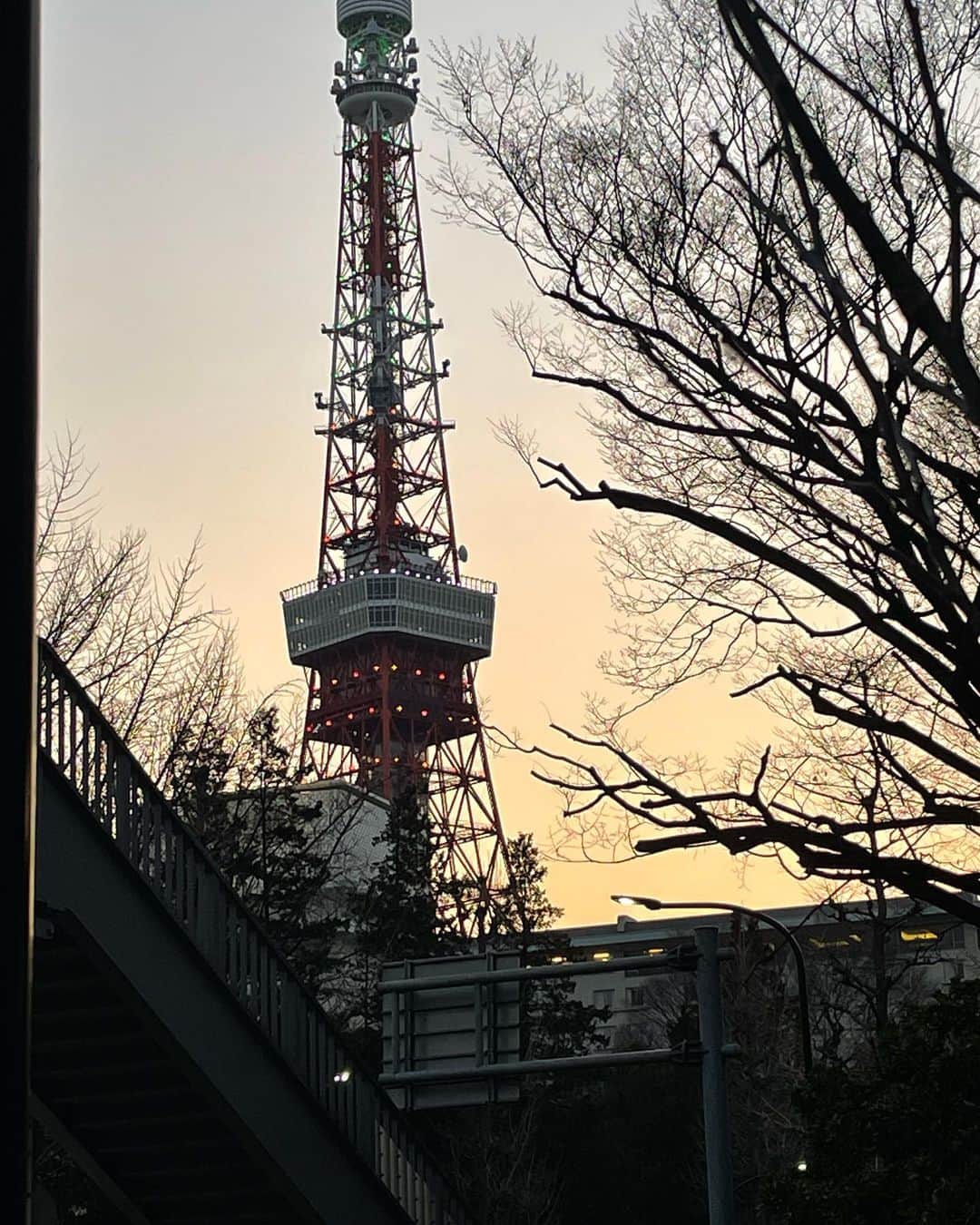 飯島直子さんのインスタグラム写真 - (飯島直子Instagram)「こんばんは^ - ^♪  今夜はおそくなってしまいました^ - ^ ひさしぶりに東京タワー見ましたよ♪  東京タワーと撮るのは難しいですね(*´∀｀*)  ７日朝のおへんじすこし＾＾  ももかおめでとう♪  yumiko!!頑張れ！！  採用！やった！(´∀｀*)  マツエク！9.10.11です♪  動物、わんちゃんねこちゃんを むかえると頑張って生きようとおもいます(´∀｀*)  mayumamasan♪ ナミダと時間が処方せんです 天国はとてもよいところだそうです^ - ^ だからみんなこちらには 帰ってこないんだそうです ご主人は幸せにすごしてます (´∀｀*) 安心してね^ - ^  禁煙！ストレスのないように！ ストレスが1番カラダに悪い気がします^ - ^  今夜はひさしぶりにおそくまで 起きてました^ ^  みんな夢の中かな^ ^？  わたしは大食いYouTubeみながらねます╰(*´︶`*)╯♡  おやすみなさい^ ^  また明日♡♡」3月7日 23時50分 - naoko_iijima_705_official
