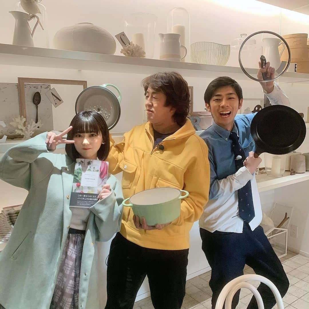 田中美久さんのインスタグラム写真 - (田中美久Instagram)「#ホリケンのみんなともだち  見てくださった皆さんありがとうございました☺️次回放送も楽しみにしててください！  今回は、バーミキュラ工場へ行かせて頂きました。実際に工場見学させて頂いたら皆さんの努力や思いがとても伝わってきました。  調理器具を頂き、それから自炊は毎回無水カレーやポトフなど作ってます😌トマトカレーが大好きです🍛🍅あとはご飯！本当に美味しく炊けました！  良い体験でした〜  最後の写真は、ホリケンさんとの動画を載せて…笑  #ホリケンのみんなともだち　#テレビ朝日 #ネプチューン　#ホリケン　さん #トンツカタン森本 さん #HKT48 #田中美久 #工事　#工場見学　#バーミキュラ　#調理器具　#フライパン　#鍋　#無水カレー　#自炊　#Vermicular」3月8日 10時59分 - mikumonmon_48