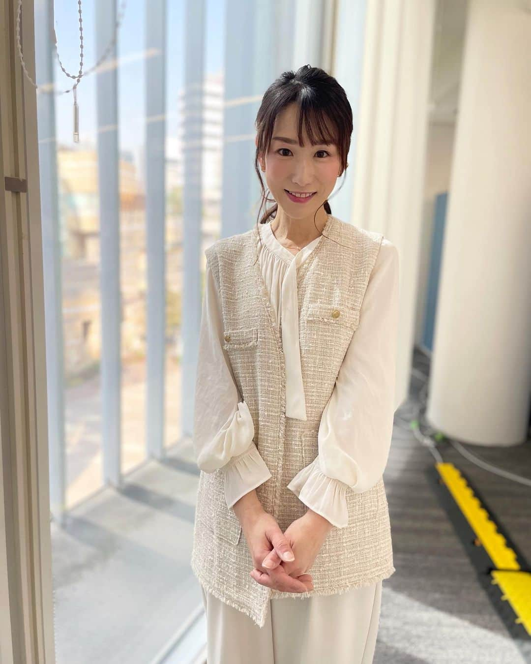 堂真理子さんのインスタグラム写真 - (堂真理子Instagram)「今日もポカポカですね〜☀️  本日の衣装は、ベスト✖︎パンツの組み合わせで、私服ではあまり着ないので新鮮でした♫  明日は朝7時からアベモニ、よろしくお願いします✨ 午後も頑張りましょう❣️  ☆ベスト,ブラウス,パンツ… #stola ☆アクセサリー… #ete   #大下容子ワイドスクランブル #ワイドスクランブル #ニュース #テレビ朝日 #堂真理子 #アナウンサー #アナウンサー衣装 #番組衣装」3月8日 12時05分 - mariko_do