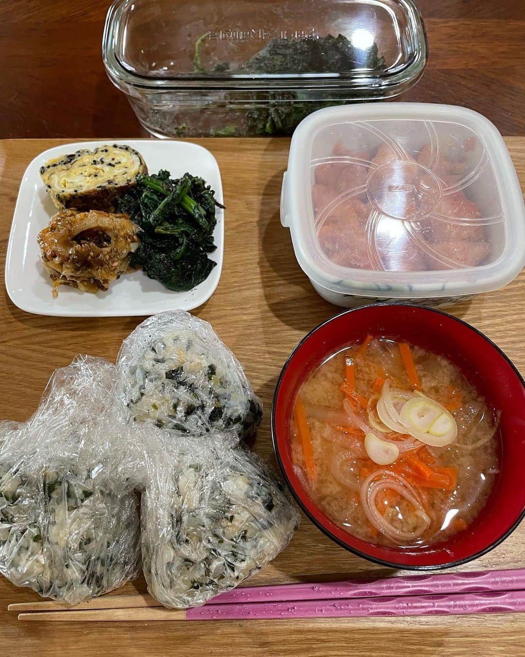 飯島直子さんのインスタグラム写真 - (飯島直子Instagram)「こんにちは^ - ^♪  今日も暖かいです＾＾ 春ですか(´∀｀)？  7日夜のへんじすこし＾＾  たあちゃん卒業おめでとう♪  さゆちゃん誕生日おめでとう！  大学合格発表！祈ってます＾＾  アラフォーの袴最高です！ おめでとう♪  仲直りできます♡  つらいことあったかな？ カラダかな？ココロかな？  自炊！なれれば大丈夫です^ - ^  今朝は残りもの  たまご焼き  ほうれん草  ちくわネギ  おにぎり(ソフトふりかけ夏みかんわかめ)  味噌汁(大根、ニンジン)  ニンジンはしばらくみないうちに老けこんでました  味わい深いです^ - ^  人間といっしょですね ╰(*´︶`*)╯♡」3月8日 12時06分 - naoko_iijima_705_official