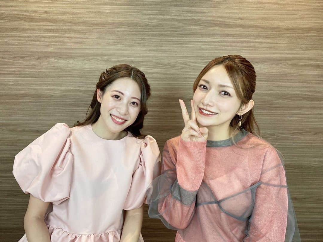 後藤真希さんのインスタグラム写真 - (後藤真希Instagram)「昨日は @mimitv_official  #BeautyMeets でした✨ ご覧いただいた方ありがとうございました〜！  春の新作もたくさん試せて気分上がりました🌸  インスタライブで紹介させていただいた、私激推しのコスメは3枚目💁‍♀️🎶  🧡コンシーラー： #TIRTIR MASK FIT ALL-COVER DUAL CONCEALER / 01   🧡クッションファンデーション：  #TIRTIR MASK FIT ALL-COVER MINI CUSHION  #まきふく も #春コーデ #みみぽ」3月8日 12時18分 - goto_maki923