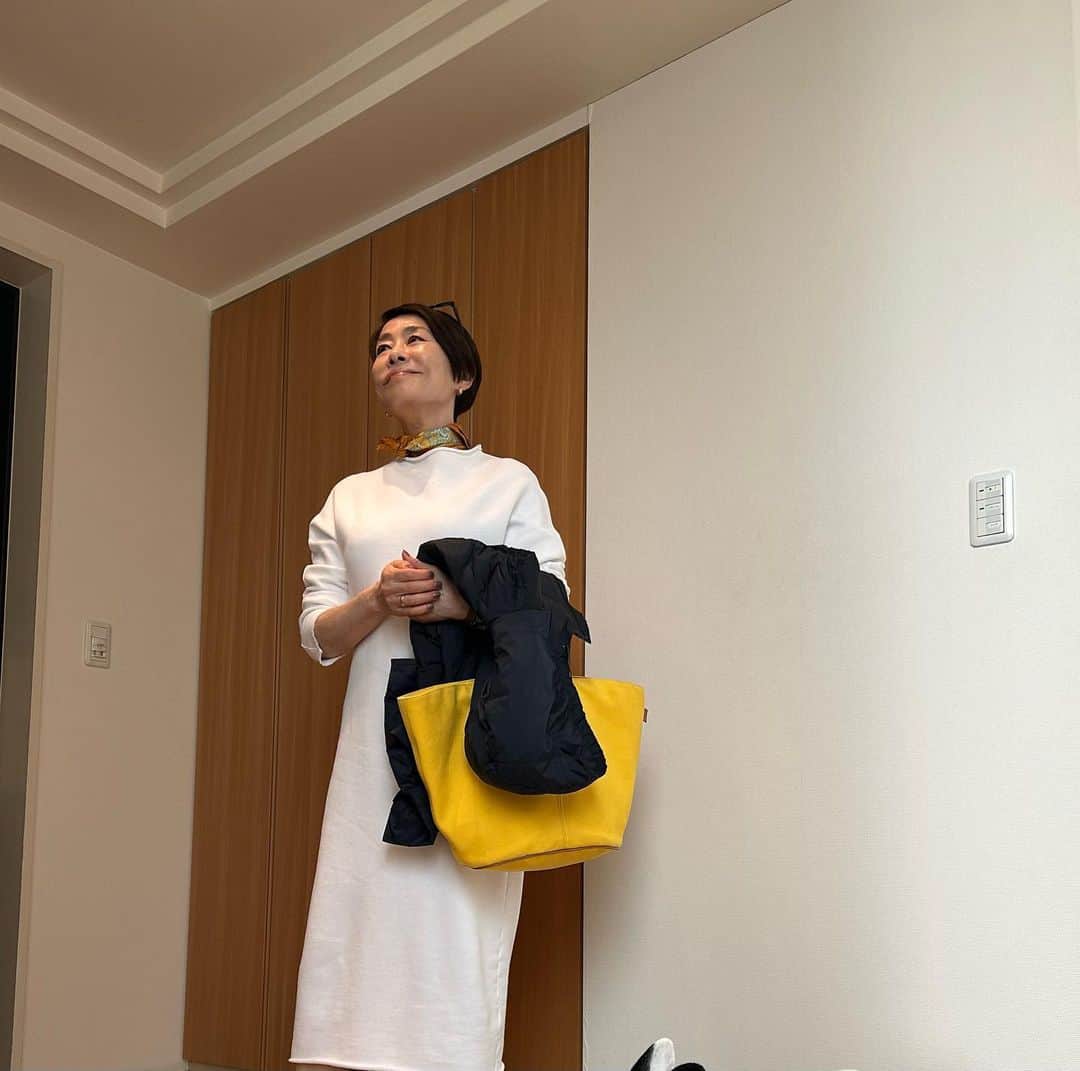 安藤優子さんのインスタグラム写真 - (安藤優子Instagram)「久しぶりに外へ（笑）  お散歩以外では久しぶりに外へ出て行きました！  後輩の出産祝いを調達しに。  腫れもかなりおさまってきました。  ワンピースは切りっぱなしのスエット、#フランクアンドアイリーン です。  トートバッグは#hermes です。首には内出血隠しのスカーフ巻いています。歯科治療の内出血がだんだん下に降りてきました（笑）  #フレンチブルドッグ #安藤優子」3月8日 13時50分 - yukoando0203
