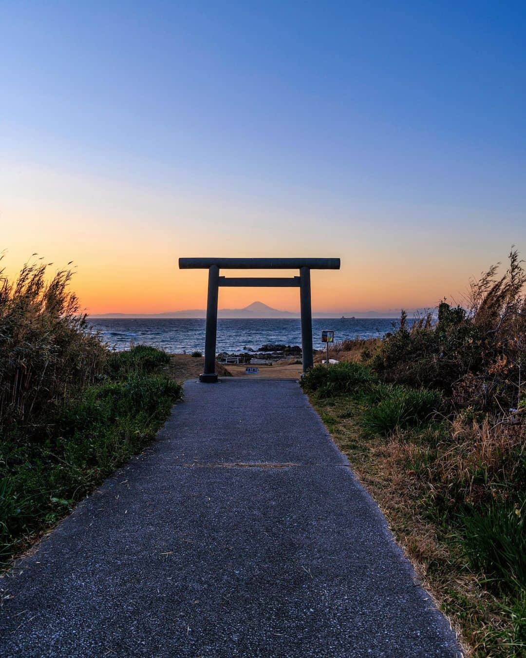 SHOCK EYEさんのインスタグラム写真 - (SHOCK EYEInstagram)「千葉県の館山に富士山を遥拝できる洲崎神社がある。  この存在感。 こんな離れた地でも見ることができるって、それだけ富士山が大きいってことをまじまじと実感させられる。  洲崎神社のこの海辺は僕のお気に入りスポット。 海風に打たれながら、 遠くの富士山を眺める。 この瞬間は全てのことから離れて、美しい景色と対面できる。  往来する船、、どこに行くんだろう？  そんな想いを馳せながら、、手を合わせる。  素敵な毎日に感謝🙏✨  #洲崎神社 #富士山 #館山 #shrine #sunosakishrine #mtfuji #fujisan #fujiyama #japantravel #japantrip #canon #canonR5 #beautifuldestinations #discoverjapan #discoverearth #voyaged #awesome_photographers #IamATraveler #wonderful_places #japanphoto #japanphotography #japan_of_insta #livingonearth #theglobewanderer」3月8日 14時52分 - shockeye_official