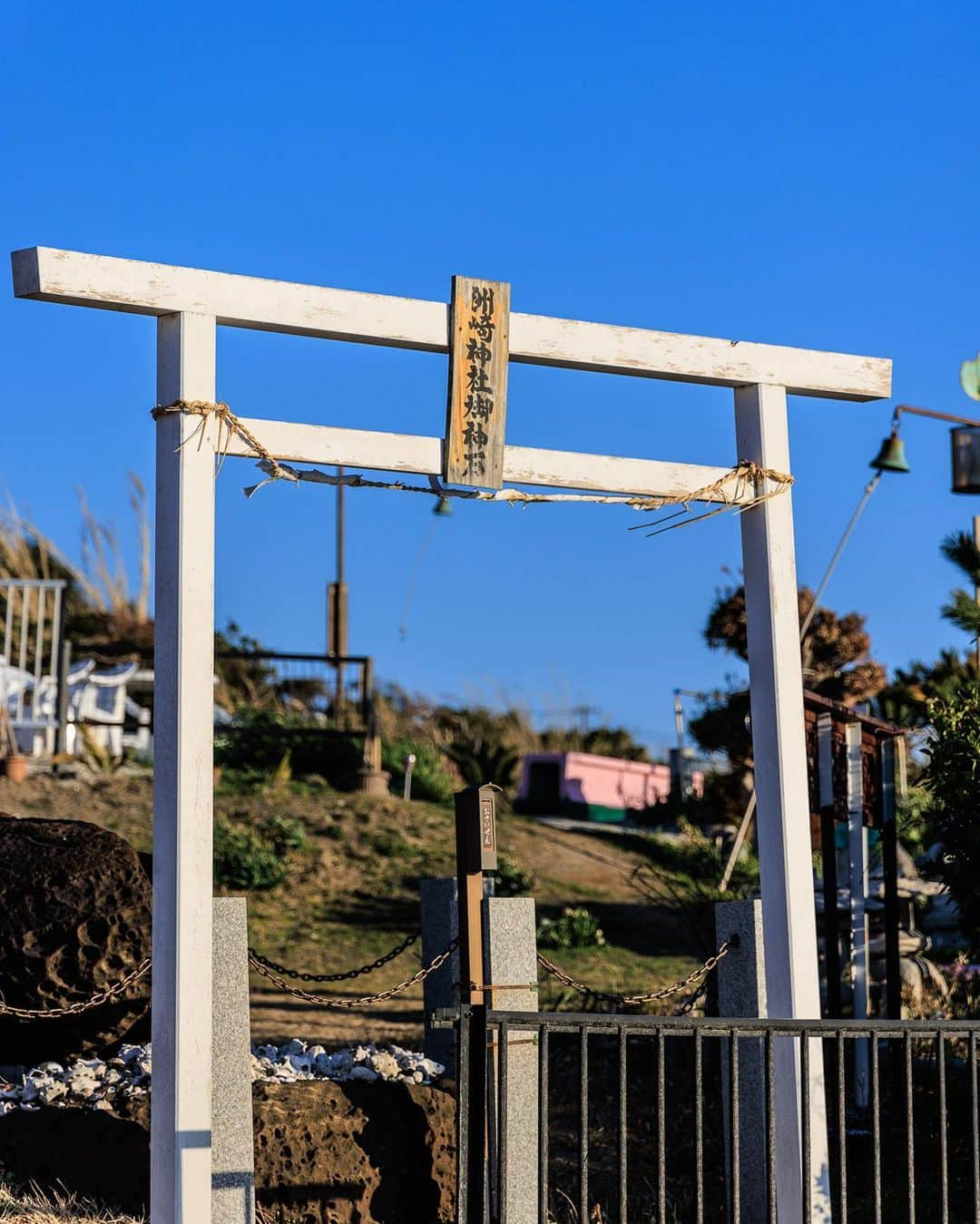 SHOCK EYEさんのインスタグラム写真 - (SHOCK EYEInstagram)「千葉県の館山に富士山を遥拝できる洲崎神社がある。  この存在感。 こんな離れた地でも見ることができるって、それだけ富士山が大きいってことをまじまじと実感させられる。  洲崎神社のこの海辺は僕のお気に入りスポット。 海風に打たれながら、 遠くの富士山を眺める。 この瞬間は全てのことから離れて、美しい景色と対面できる。  往来する船、、どこに行くんだろう？  そんな想いを馳せながら、、手を合わせる。  素敵な毎日に感謝🙏✨  #洲崎神社 #富士山 #館山 #shrine #sunosakishrine #mtfuji #fujisan #fujiyama #japantravel #japantrip #canon #canonR5 #beautifuldestinations #discoverjapan #discoverearth #voyaged #awesome_photographers #IamATraveler #wonderful_places #japanphoto #japanphotography #japan_of_insta #livingonearth #theglobewanderer」3月8日 14時52分 - shockeye_official