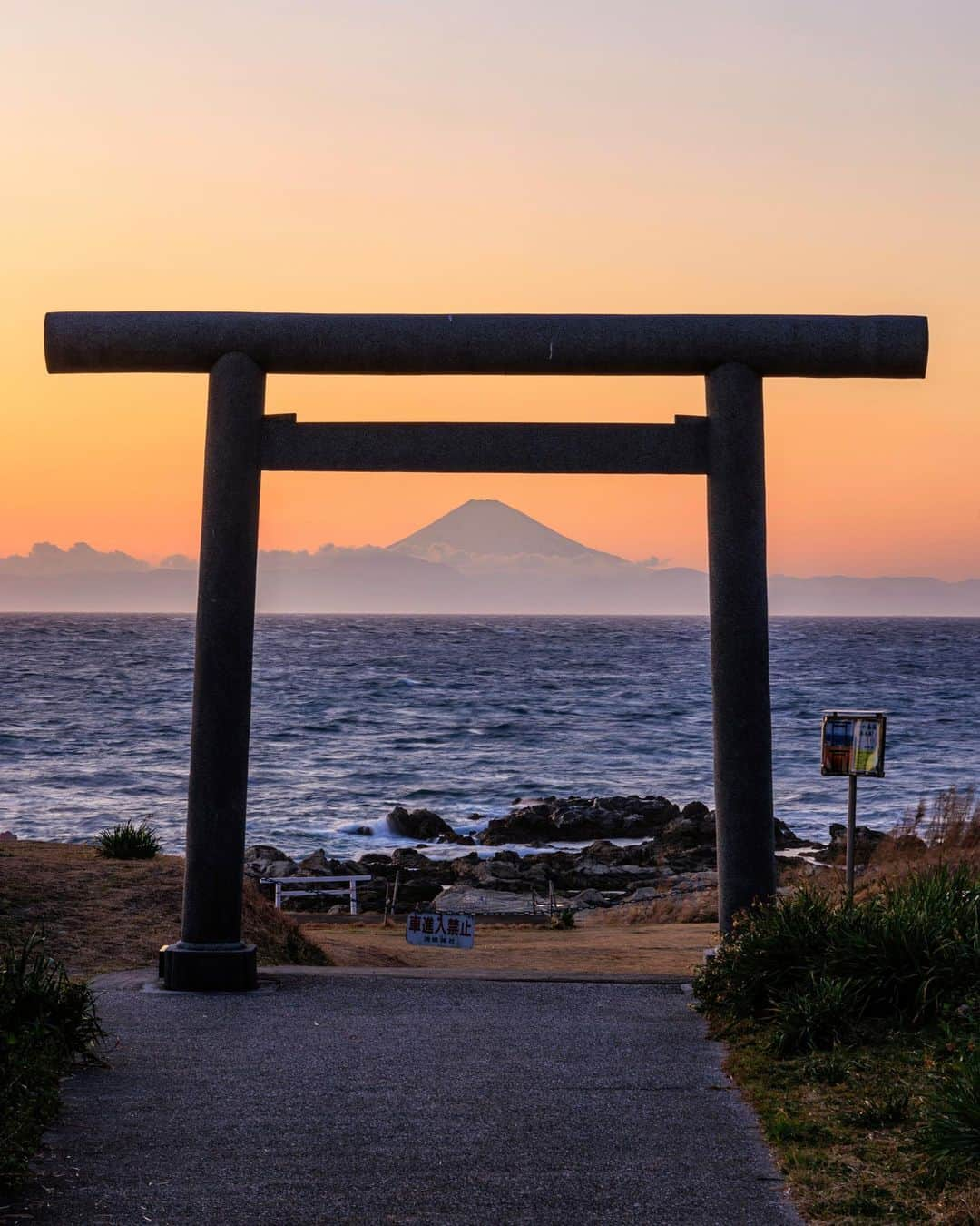 SHOCK EYEさんのインスタグラム写真 - (SHOCK EYEInstagram)「千葉県の館山に富士山を遥拝できる洲崎神社がある。  この存在感。 こんな離れた地でも見ることができるって、それだけ富士山が大きいってことをまじまじと実感させられる。  洲崎神社のこの海辺は僕のお気に入りスポット。 海風に打たれながら、 遠くの富士山を眺める。 この瞬間は全てのことから離れて、美しい景色と対面できる。  往来する船、、どこに行くんだろう？  そんな想いを馳せながら、、手を合わせる。  素敵な毎日に感謝🙏✨  #洲崎神社 #富士山 #館山 #shrine #sunosakishrine #mtfuji #fujisan #fujiyama #japantravel #japantrip #canon #canonR5 #beautifuldestinations #discoverjapan #discoverearth #voyaged #awesome_photographers #IamATraveler #wonderful_places #japanphoto #japanphotography #japan_of_insta #livingonearth #theglobewanderer」3月8日 14時52分 - shockeye_official