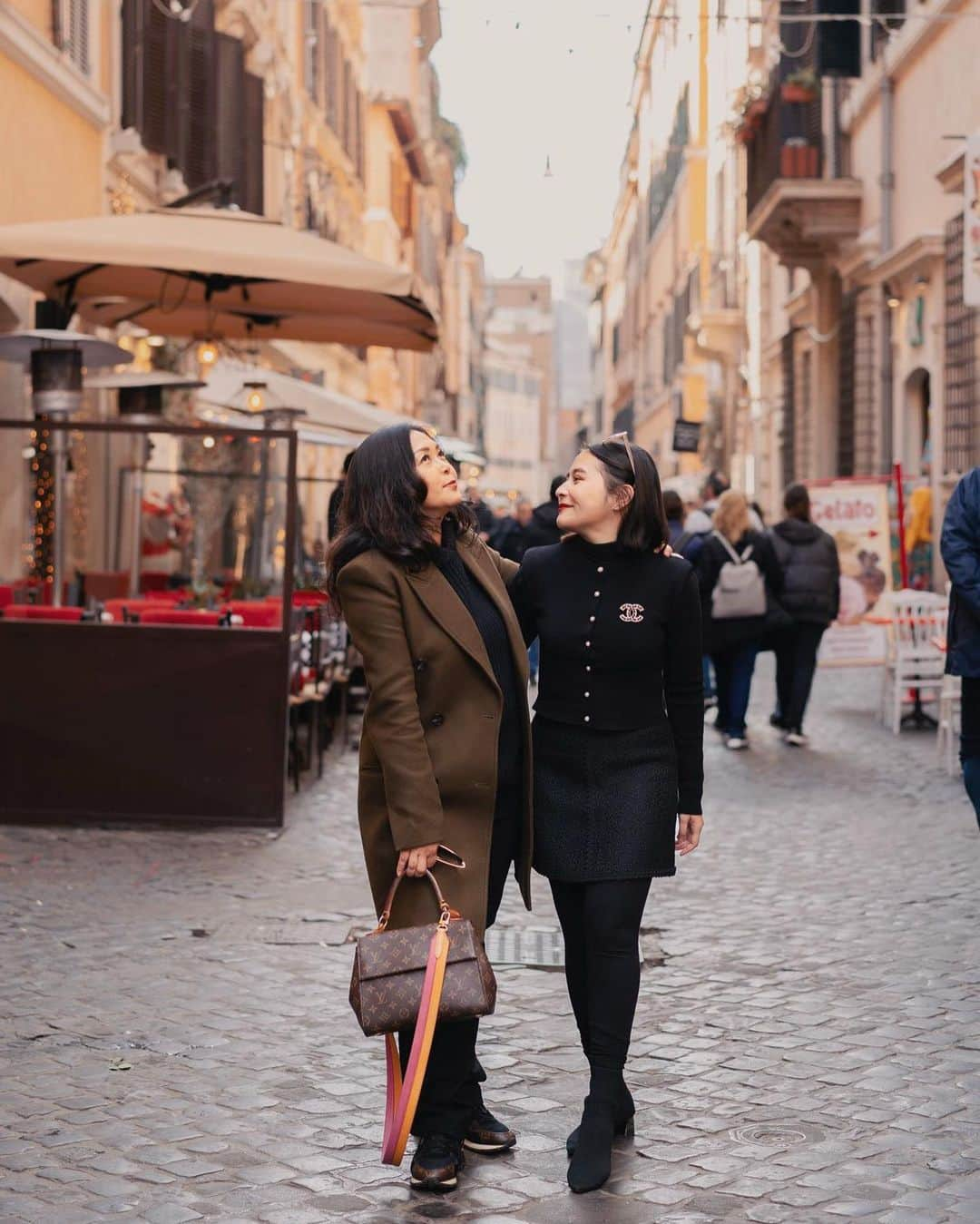 Prilly Latuconsinaさんのインスタグラム写真 - (Prilly LatuconsinaInstagram)「I dedicate this International Women's Day post to this strong independent woman beside me. You taught me to prioritize myself first and find happiness within myself. Thank you for every piece of advice that you gave me as my strength to continue my life when it feels like giving up.   Mari kita buat "Woman support Woman" bukan hanya sekedar kata-kata. Jadilah perempuan yang bisa saling menguatkan bukan saling menjatuhkan apalagi menghancurkan.   Happy International Women's Day untuk semua perempuan! Kalian berharga!」3月8日 15時28分 - prillylatuconsina96