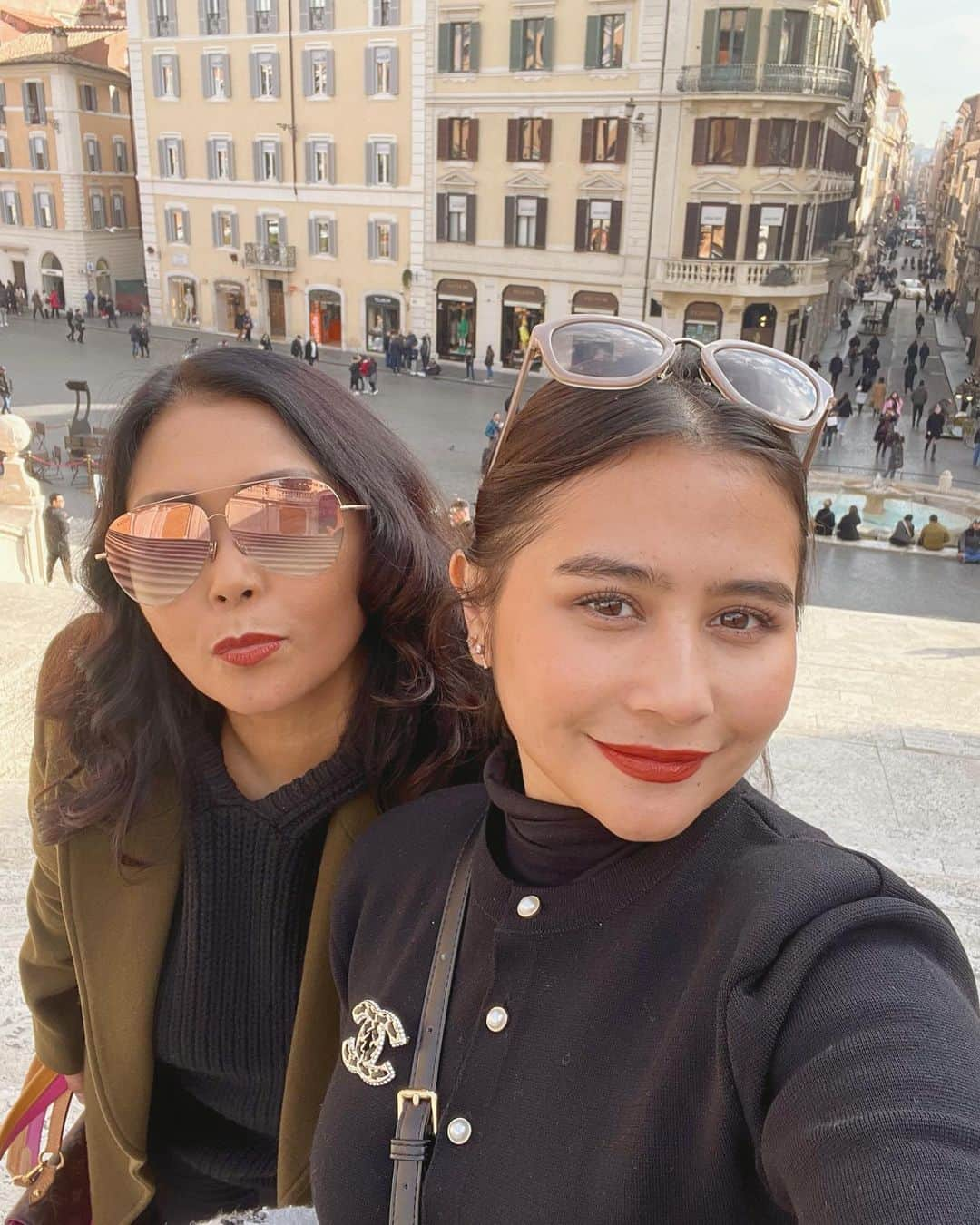 Prilly Latuconsinaさんのインスタグラム写真 - (Prilly LatuconsinaInstagram)「I dedicate this International Women's Day post to this strong independent woman beside me. You taught me to prioritize myself first and find happiness within myself. Thank you for every piece of advice that you gave me as my strength to continue my life when it feels like giving up.   Mari kita buat "Woman support Woman" bukan hanya sekedar kata-kata. Jadilah perempuan yang bisa saling menguatkan bukan saling menjatuhkan apalagi menghancurkan.   Happy International Women's Day untuk semua perempuan! Kalian berharga!」3月8日 15時28分 - prillylatuconsina96