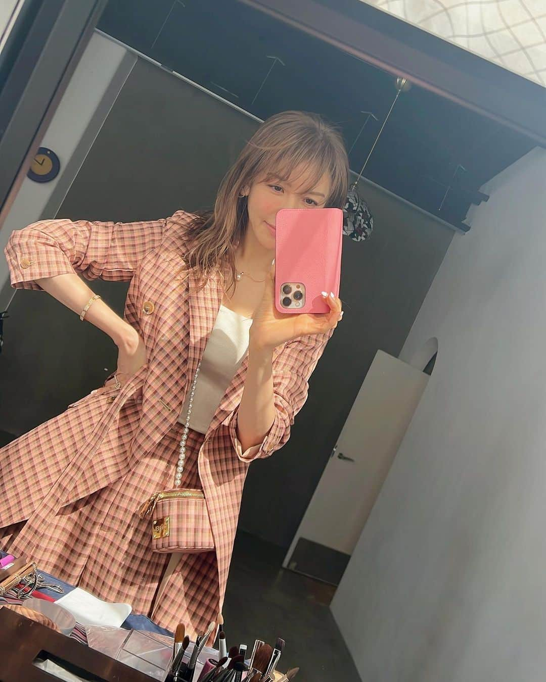 美香さんのインスタグラム写真 - (美香Instagram)「今日は4月6日に新創刊される 【大人百花】の撮影でした！ 新連載も始まります💖 @otona_hyakka   美人百花とは違う世界観。 オトナです😘  大人百花創刊については 改めてちゃんとインスタさせてください✨✨✨ 大人百花が創刊するとなると、 17年間続けきた美人百花はいよいよ卒業なのかな？と思ったりしましたが、美人編集部いわくまだ美香さんは卒業しませんとのことでした笑 まだいていいんですか？ 恐縮です🙈ありがとうございます。 ということで、両雑誌とも 全力美香でまいります🌸🌸🌸  来週は美人百花でリアル私服を使った美香特集の撮影があります！ 楽しみっ🙈  昨日のandGIRL復刊、 来月の大人百花創刊、 美香本出版、まだ告知できない嬉しいあれ…💖 こんなお祭り騒ぎの時こそ 浮ついて大切なものを忘れないようしっかり落ち着いて仕事と向き合っていかなければ。初心忘れるべからず。  私服は @coel.official 🧡 バッグもお揃いだよ✨」3月8日 15時57分 - mikaofficial99