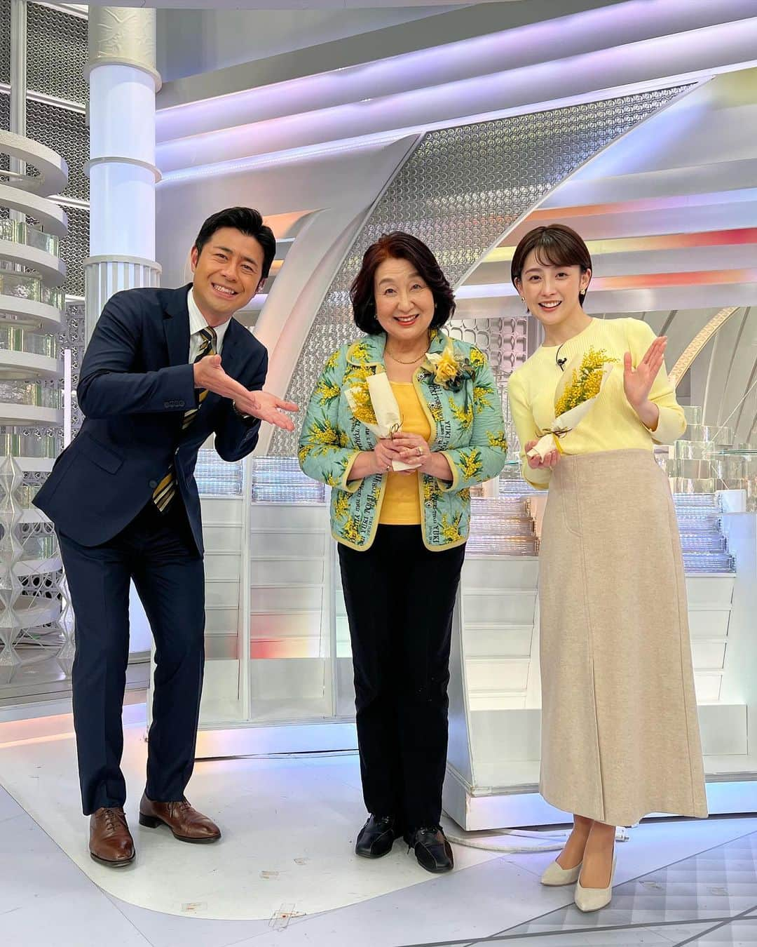 フジテレビ「プライムニュース イブニング」さんのインスタグラム写真 - (フジテレビ「プライムニュース イブニング」Instagram)「. 本日は #国際女性デー  #ミモザの日 ということで住田先生の衣装がミモザ柄でした🌼 榎並キャスターもミモザに合わせて黄色いネクタイを着用👔 女性陣の手にあるミモザは、榎並キャスターからの贈り物です。  #国際女性デー #ミモザの日 #黄色 #イット」3月8日 17時12分 - livenews_it