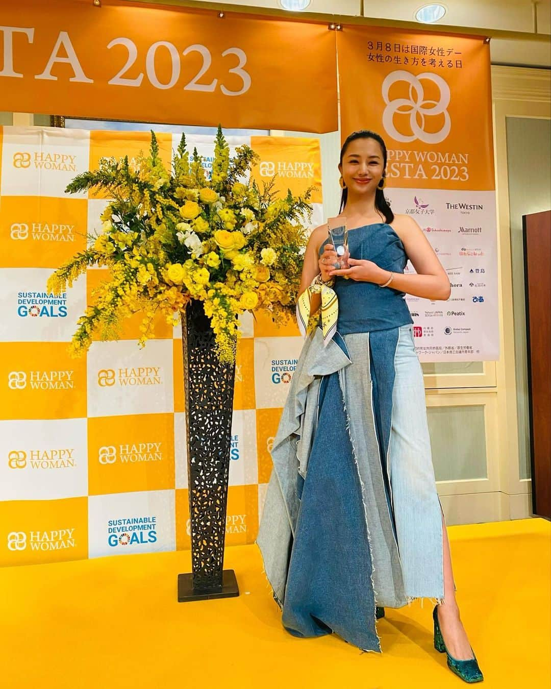 高橋メアリージュンさんのインスタグラム写真 - (高橋メアリージュンInstagram)「今日は #国際女性デー2023 🌼 そんな日にHappy Woman Awardを受賞させて頂き大変光栄で、更に思い深まる日となりました。  私がこのような賞を頂けたのは、 フードロスについて教えて下さった方達がいて知る事ができた→行動に移すことができたからだと思います。  知るキッカケがなければ行動に移せていなかったでしょう。  なので、知るキッカケを与えて下さった皆さま、学びを与えて下さってる皆さま、いつもサポートして下さってる皆さまのお陰で頂けた賞だと思っています。代表して受け取らせて頂きました。ありがとうございます。  「知ること」がいかに大きな一歩だったかということ。  フードロスだけでなく、私たちは世の中のことに無関心になれても無関係にはなれない。  私と同じように「知ること」で行動のきっかけになる方が少しでも増えたら嬉しいので、これからも学びながら発信を続けていきたいと思っています。  どうぞ宜しくお願い致します^ ^  この度はこのような素晴らしい賞を頂き、本当にありがとうございます🌼  P.S  性別や立場関係なく、皆さんが自分の心の声を聞いて行動する勇気が湧くような世の中でありますように。  生まれてきた私たちは何にも代えられない奇跡のかたまりで、素晴らしく、美しい存在です🌼  他人より、自分に好かれる自分で✨  この人生を生きるのは初めてなので正解不正解は誰にも分からないので、やりたい事やりましょう！  事実は一つで捉え方次第💡 Happyなチャンネルに合わせていきましょう💐  #internationalwomensday  #happywomanaward @happywomanassoc  #授賞式 #sdgs」3月8日 17時48分 - maryjuntakahashi