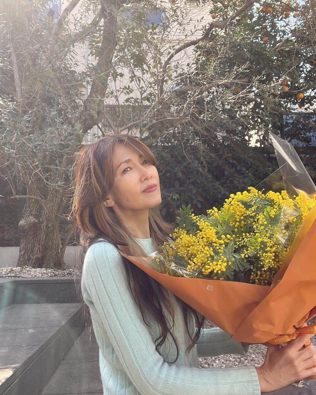 工藤静香さんのインスタグラム写真 - (工藤静香Instagram)「Happy international woman’s day  今日はミモザの日  イタリアの「ミモザの日」は、 女性に感謝を込めて、母親や妻、友人、会社の同僚などに愛や幸福の象徴でもあるミモザが贈られています。  Instagramをご覧の皆様へミモザを✨✨✨  @bulgari #Bulgari #AvroraAwards #InspiringWomen #国際女性デー」3月8日 19時07分 - kudo_shizuka