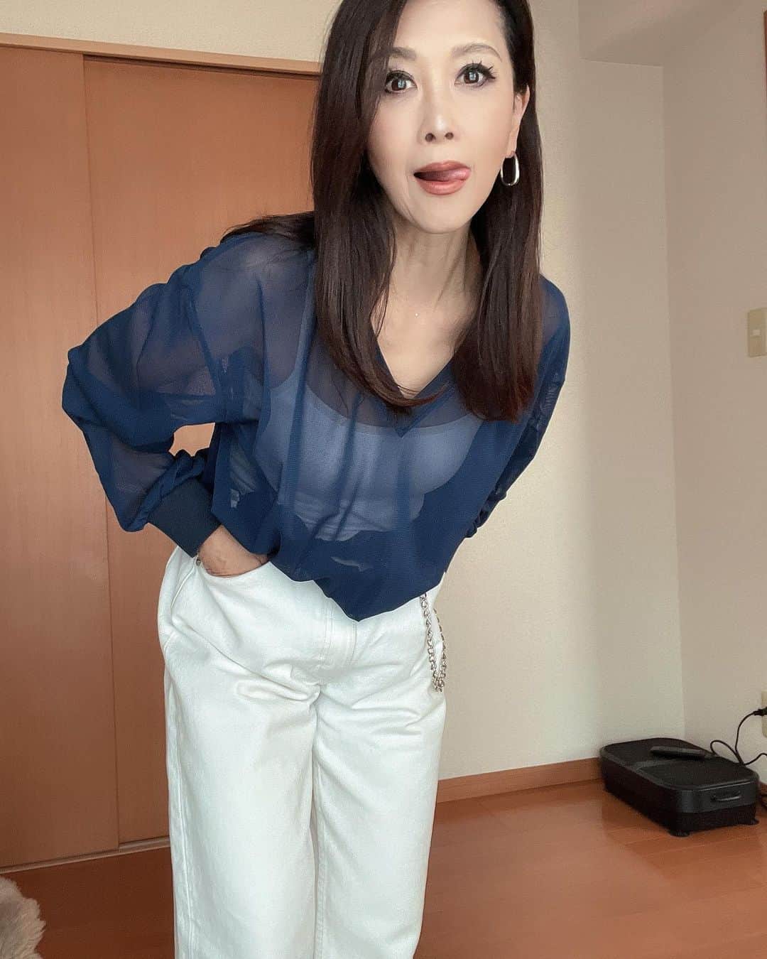 Naoko（なおこ）さんのインスタグラム写真 - (Naoko（なおこ）Instagram)「🤍 🤍 🤍 春服  BIGシルエット ホワイトパーカーは ２年まえの @milaowen_official   今年は 黒の @thenorthfacejp  を買いましたー  多分寒いから まだかな、  なんていってるうちに 暑くて着れなく なっちゃいそうだから 今のうちに着ましょう  今日は 来期計画を練って シワがまったくない脳みそを 珍しく酷使したんで 10歳ぐらい 老けこみました🤯  そして。  金曜日夜にやった ダーマピーリング。 ５日目にして 皮ぺりぺり。  化粧してても 目立つぐらい 剥離中でーす。  #ダーマピーリング #春物コート  #筋トレ女子 #フィットネス女子#フィットネス#Fitness#筋トレ女子と繋がりたい #筋トレ好き#筋トレ好きと繋がりたい#減量 #くびれ#美ボディ #アラフィフ#アラフィフコーデ#ボディメイク #50代#健康 #熊本 #kumamoto」3月8日 19時21分 - smile_naohibi