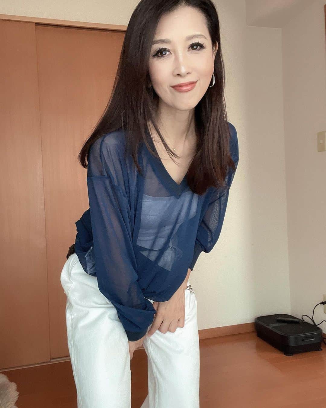 Naoko（なおこ）さんのインスタグラム写真 - (Naoko（なおこ）Instagram)「🤍 🤍 🤍 春服  BIGシルエット ホワイトパーカーは ２年まえの @milaowen_official   今年は 黒の @thenorthfacejp  を買いましたー  多分寒いから まだかな、  なんていってるうちに 暑くて着れなく なっちゃいそうだから 今のうちに着ましょう  今日は 来期計画を練って シワがまったくない脳みそを 珍しく酷使したんで 10歳ぐらい 老けこみました🤯  そして。  金曜日夜にやった ダーマピーリング。 ５日目にして 皮ぺりぺり。  化粧してても 目立つぐらい 剥離中でーす。  #ダーマピーリング #春物コート  #筋トレ女子 #フィットネス女子#フィットネス#Fitness#筋トレ女子と繋がりたい #筋トレ好き#筋トレ好きと繋がりたい#減量 #くびれ#美ボディ #アラフィフ#アラフィフコーデ#ボディメイク #50代#健康 #熊本 #kumamoto」3月8日 19時21分 - smile_naohibi