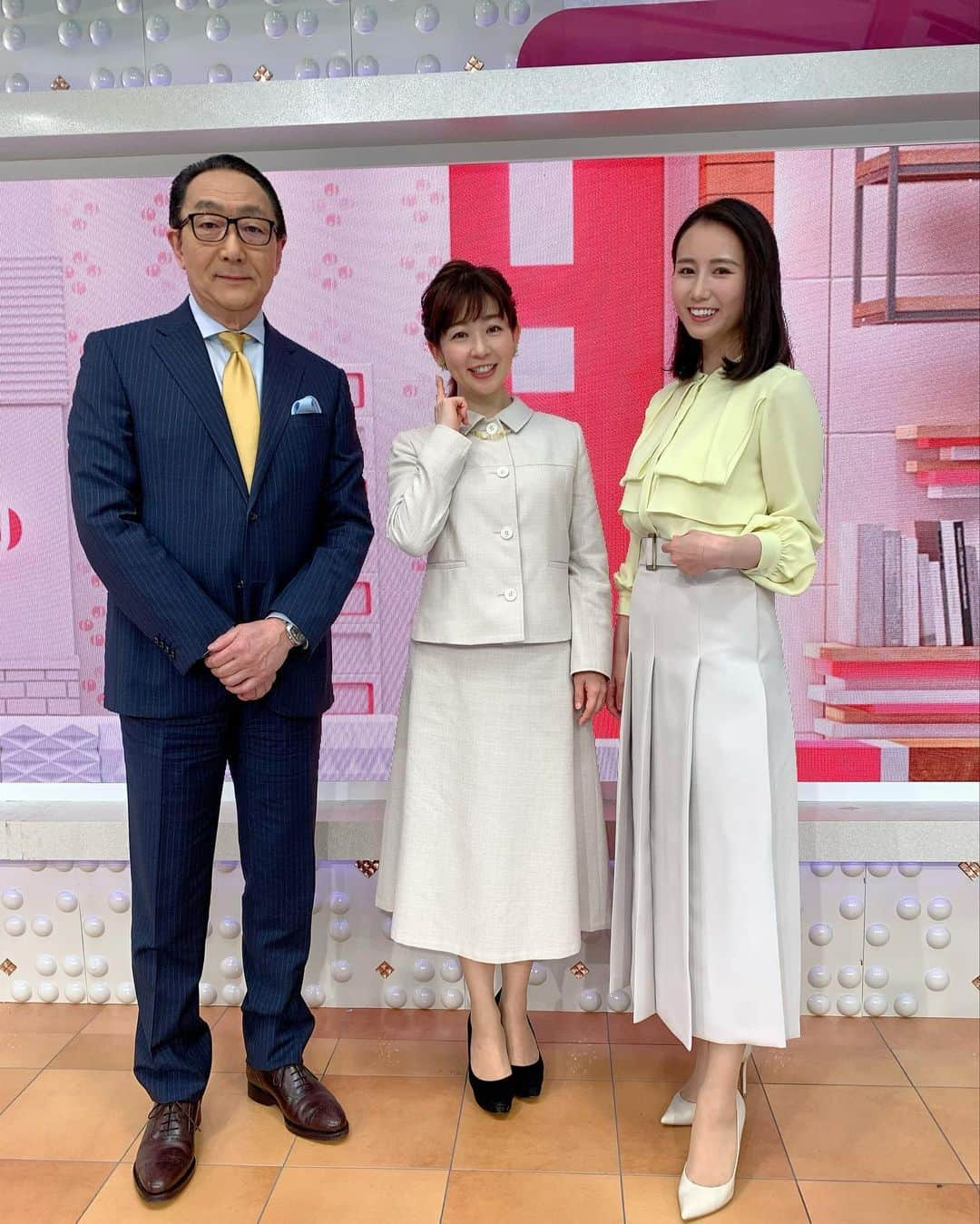 松尾由美子さんのインスタグラム写真 - (松尾由美子Instagram)「. 今日は国際女性デー。 森川さんとミモザカラーの黄色を取り入れていましたよ✨ そして実はのりつぐさんも！  セットアップ NEWYORKER @newyorker.since1964  アクセサリー ABISTE @abiste_official  セットアップスタイル。 アイボリーのジャケットかレトロな風合いに。 ネックレスとイヤリングのイエローがワンポイント。  #松尾由美子 #松尾と服 #テレビ朝日 #テレ朝 #スーパーJチャンネル #Jチャン #幸せの黄色」3月8日 19時37分 - yumikomatsuo5