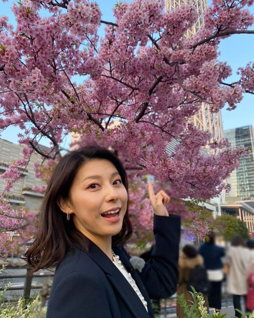 TBS「Nスタ」さんのインスタグラム写真 - (TBS「Nスタ」Instagram)「きょうのNスタでは上村アナが東京スカイツリー前から中継で桜スイーツを紹介しました✨  気持ちいい青空と満開の河津桜がとってもきれい🤗 そしてピンクにライトアップされたスカイツリー💕  昼間もキレイですが夜桜も素敵ですよね！🍀 まもなくお花見シーズン🌸 みなさんもぜひお花見しにおでかけしてみてはいかがでしょうか？☺️  #TBSテレビ #Nスタ #井上貴博 #ホラン千秋  #上村彩子 #アナウンサー  #河津桜  #桜スイーツ #お花見#スカイツリー #ソラマチ #夜桜 #映えスポット #映えスイーツ」3月8日 19時39分 - nst_tbs