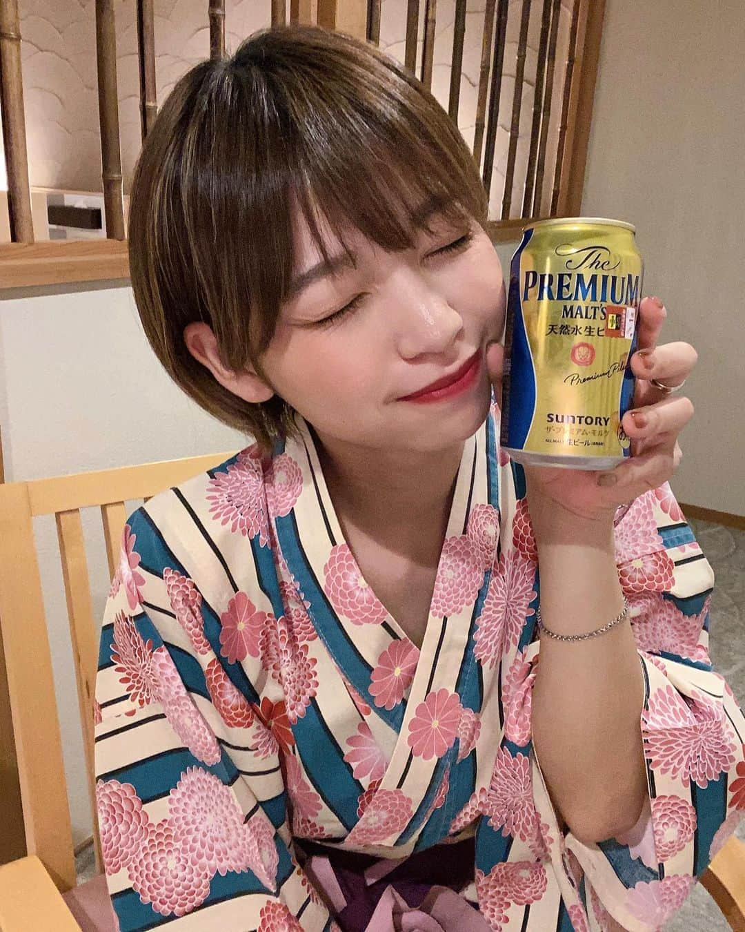 小坂田純奈さんのインスタグラム写真 - (小坂田純奈Instagram)「今日は石川県のホテルで乾杯☺️❤️‍🔥  初めて石川県いって、泊まったホテルは能登の方にある( @yadojuen )に泊まった！ 新しくできた部屋の「月の雫」ていう部屋だったんだけど、部屋から見える景色が海で、めちゃくちゃ絶景なんよ😳  そしてとにかくご飯が美味しいし、部屋も綺麗だし、お風呂は大浴場と露天風呂にサウナもあって、更にシャワーが全部ミラブルなの！！やばくない？！(笑) 初めてミラブル使った！！  宿から行ける絶景スポットもあって、もう大満喫で幸せすぎた🥹🔥  最高の思い出になった👼🏻 石川県また行きたい！！  PR @yadojuen #能登半島 #グルメ旅行 #和倉温泉宿守屋寿苑 #全室オーシャンビュー #宿守屋寿苑 #和倉温泉 #石川旅行 #石川ホテル #旅行記 #酒好き女子 #ビール好き女子 #ビール女子 #旅行好き女子」3月8日 21時05分 - official_junata