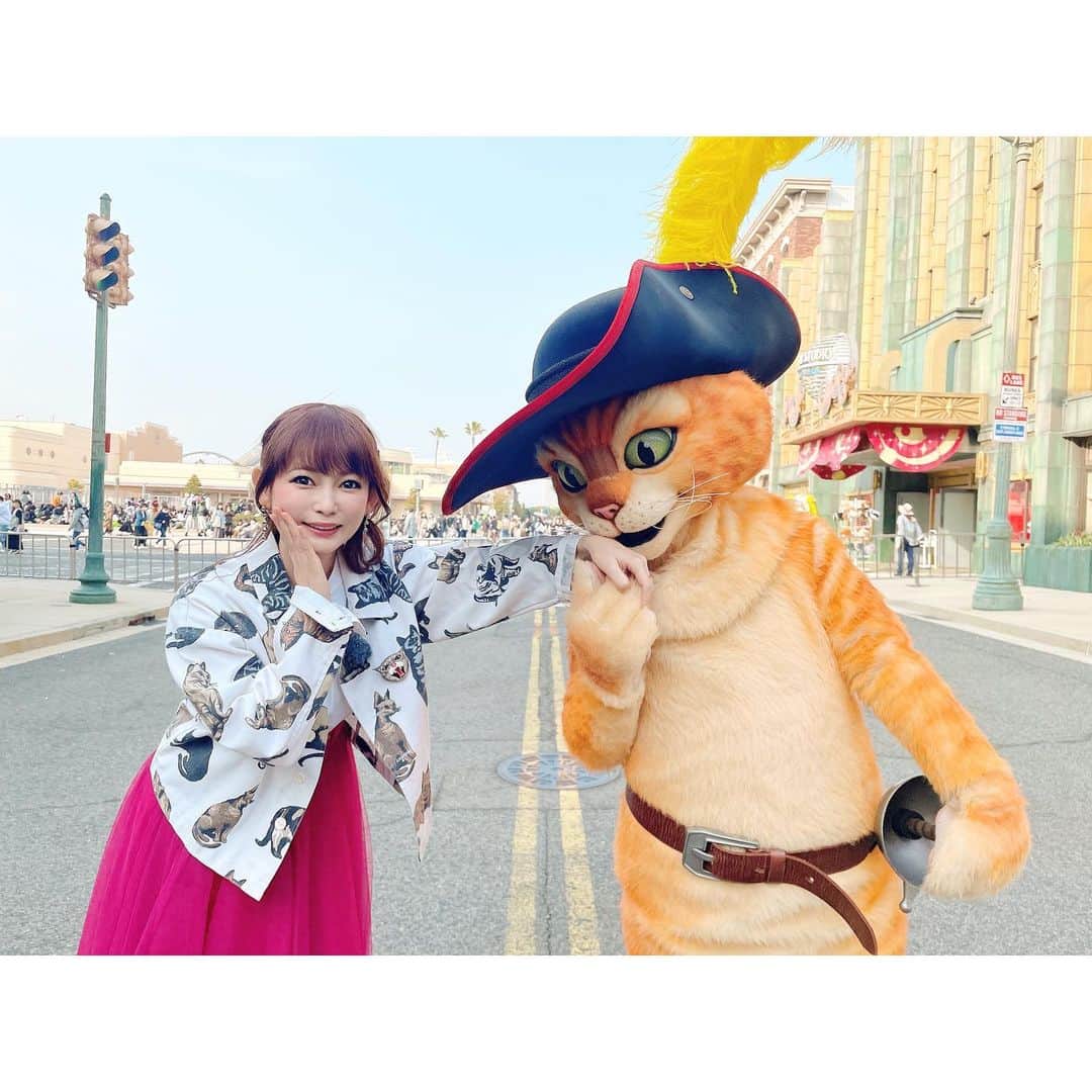中川翔子さんのインスタグラム写真 - (中川翔子Instagram)「可愛い！！メポ！！！！じゃなかった、プス！！！3/17公開の映画長ぐつをはいたネコと9つの命にむけて、いまプスがUSJでグリーティングしてるんだよ！！オレンジしましま肉球かっこいい🧡 イケメンすぎて心配だから大阪まで陣中見舞いに来ました！みんなUSJで、プスに会ってね！   #長ぐつをはいたネコと９つの命  #usj  #ネコ」3月8日 21時39分 - shoko55mmts