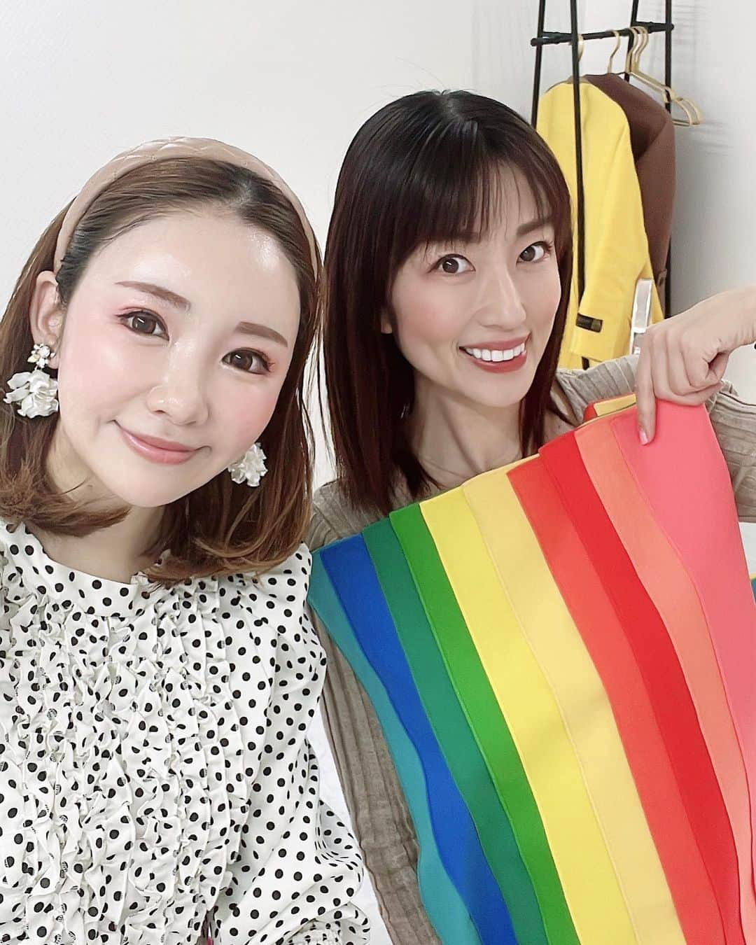 庄司ゆうこさんのインスタグラム写真 - (庄司ゆうこInstagram)「パーソナルカラー診断を @rina.ogawa1978小川里奈さんにやって頂きました❣️ 私は原色好きなんだけど本当に似合ってるのかなぁとちょっぴり不安でしたが、りなさんにも顔が華やかだから原色が似合うと言って頂き、自信が持てました☺️ そして薄い色やくすんだ色はやっぱり似合わない、、笑  診断結果は、  1st スプリング 2nd オータム  と診断されました☺️💓 イエローベースで鮮やかな色が得意みたいです😆  メイクも似合う色を教えてもらい、メイク道具も新しく買い替えようと思います❣️ 髪色は、明る過ぎると浮いてしまうのでブラウンが似合うと言われたので現状維持かな(^^) それにしても私、目元とか普段全くメイクしませんでしたが、これからアイシャドウやアイライナーくらいはちゃんとやって、メイクしようと思います、、笑 りなさんありがとうございました❣️ カラー診断したい方はご紹介しますっ☺️💓 @r.dresser401   #パーソナルカラー診断東京 #16タイプパーソナルカラー診断東京 #イメージコンサルタント小川里奈 #骨格診断 #イメージコンサルタント #イメージコンサルタント新宿 #イメージコンサルタント東京 #アールドレッサー」3月8日 22時57分 - yuko.shoji