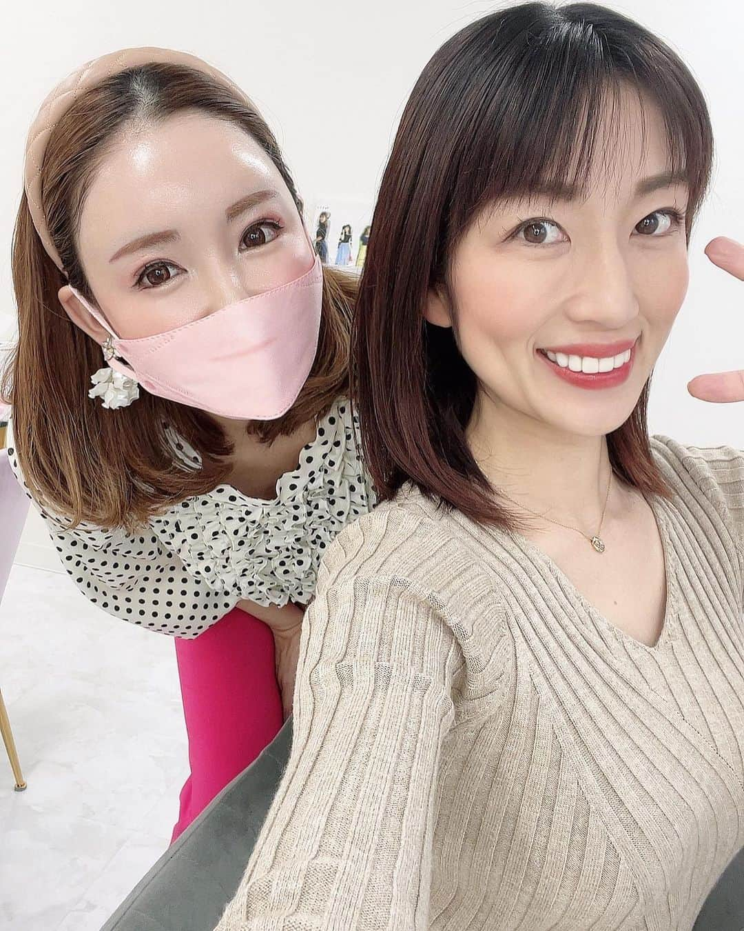 庄司ゆうこさんのインスタグラム写真 - (庄司ゆうこInstagram)「パーソナルカラー診断を @rina.ogawa1978小川里奈さんにやって頂きました❣️ 私は原色好きなんだけど本当に似合ってるのかなぁとちょっぴり不安でしたが、りなさんにも顔が華やかだから原色が似合うと言って頂き、自信が持てました☺️ そして薄い色やくすんだ色はやっぱり似合わない、、笑  診断結果は、  1st スプリング 2nd オータム  と診断されました☺️💓 イエローベースで鮮やかな色が得意みたいです😆  メイクも似合う色を教えてもらい、メイク道具も新しく買い替えようと思います❣️ 髪色は、明る過ぎると浮いてしまうのでブラウンが似合うと言われたので現状維持かな(^^) それにしても私、目元とか普段全くメイクしませんでしたが、これからアイシャドウやアイライナーくらいはちゃんとやって、メイクしようと思います、、笑 りなさんありがとうございました❣️ カラー診断したい方はご紹介しますっ☺️💓 @r.dresser401   #パーソナルカラー診断東京 #16タイプパーソナルカラー診断東京 #イメージコンサルタント小川里奈 #骨格診断 #イメージコンサルタント #イメージコンサルタント新宿 #イメージコンサルタント東京 #アールドレッサー」3月8日 22時57分 - yuko.shoji