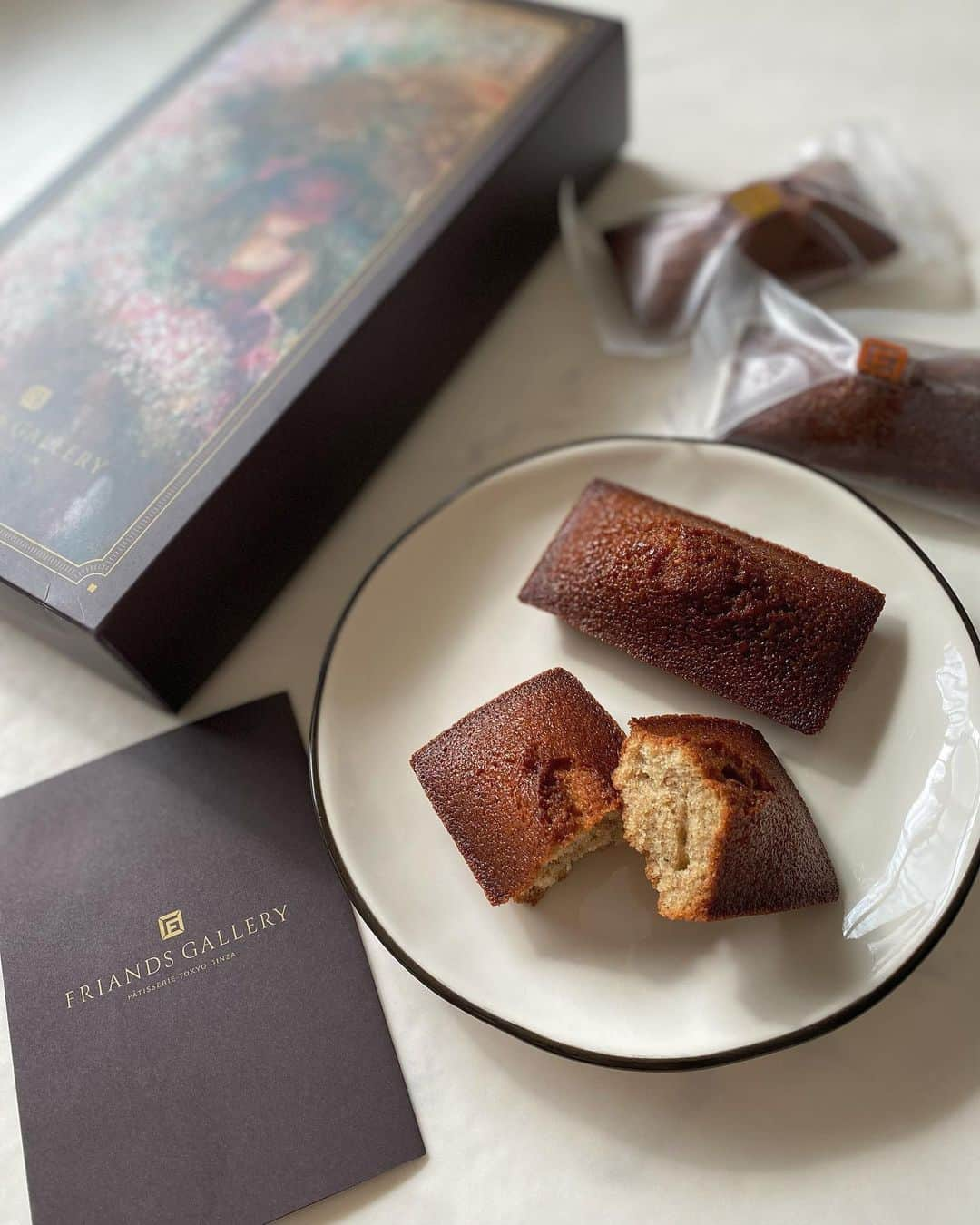 haruru0724さんのインスタグラム写真 - (haruru0724Instagram)「. FRIANDS GALLERYのフィナンシェ🤍 @friandsgallery  銀座にオープンした 素材１つ１つにこだわった 焼きたてフィナンシェのお店✨  味は4種類あって、 ◻︎塩キャラメル ◻︎プレーン ◻︎宇治抹茶 ◻︎チョコレート  私が食べたのは、塩キャラメルとプレーン♡ 外側はさくっ、内側はしっとり✨ 甘さを抑えた、軽やかな口当たりで、 どちらも本当美味しかった🤭 ギフトボックスのデザインもすごくオシャレだよね！  2階の厨房で作った焼きたてのフィナンシェを 数量限定で1階のショップで販売してるそうだから、 今度は焼きたても食べてみたい💞  📍中央区銀座4丁目10-1HOLON GINZA 1階 ⏰11:00〜20:00 . . . #フリアンズギャラリー #FRIANDSGALLERY #フィナンシェ #フィナンシェ専門店  #焼き菓子 #焼き菓子専門店 #ginza #焼き菓子店 #新店舗オープン #銀座 #銀座スイーツ #銀座グルメ #銀座手土産 #スイーツ巡り #スイーツ好き #スイーツ #手土産スイーツ #手土産 #手土産にオススメ  #ギフト #gift #ギフトにおすすめ  #贈り物 #贈り物にオススメ #ニューオープン #haruru0724_cafe」3月9日 7時56分 - haruru0724