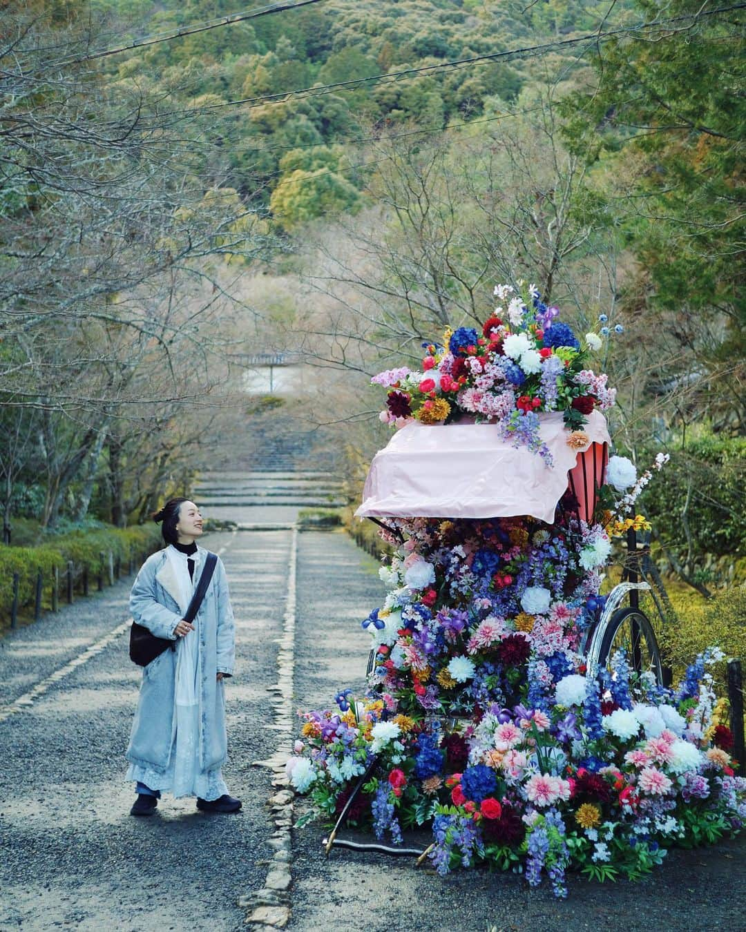 高山都さんのインスタグラム写真 - (高山都Instagram)「そして、おちぽよの人力車はもうひとつ！ 二尊院へ行くと、物語から出てきたみたいなロマンチック装飾の人力車が。 これには乗れないのだけど、見るだけでも心がワクワク。 #そうだ京都行こう #花咲く京都 #花咲く人力車 #PR」3月9日 9時40分 - miyare38