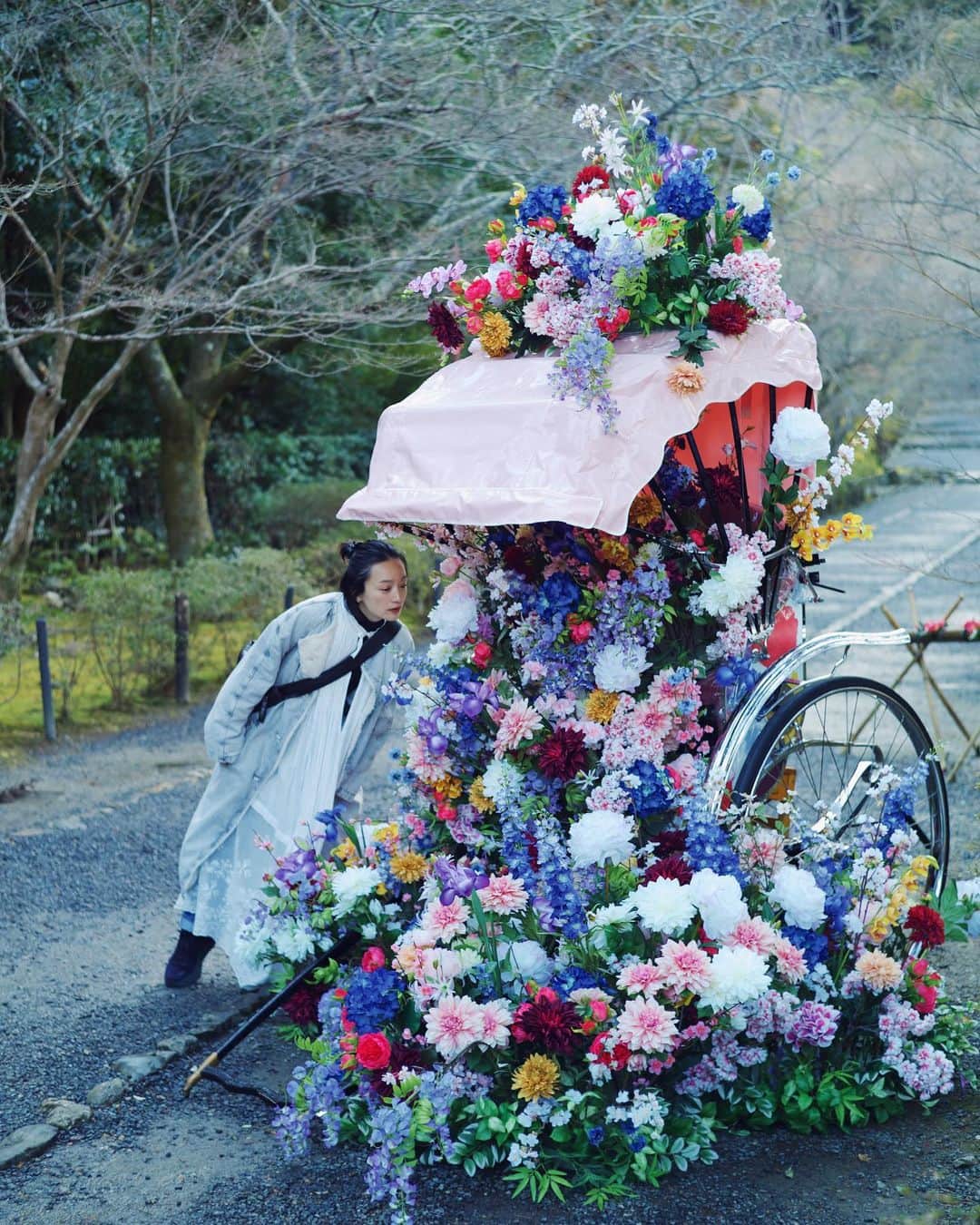 高山都さんのインスタグラム写真 - (高山都Instagram)「そして、おちぽよの人力車はもうひとつ！ 二尊院へ行くと、物語から出てきたみたいなロマンチック装飾の人力車が。 これには乗れないのだけど、見るだけでも心がワクワク。 #そうだ京都行こう #花咲く京都 #花咲く人力車 #PR」3月9日 9時40分 - miyare38