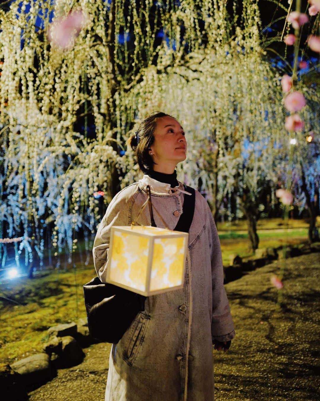 高山都さんのインスタグラム写真 - (高山都Instagram)「日が沈む頃に、城南宮へ。 ここでは、好きな色のランタンを選んで夜の枝垂れ梅を見に行くのだけど、この夜空と梅の光景が美しすぎて、声が出てしまったほど、幻想的な眺めでした。 この城南宮の会期は短い間でしたが、花咲く京都の期間中に、ランタンでお寺を巡るイベントはまだあるそうなので、ぜひ体験してみてください。  春のキャンペーンは、2/18〜6/30まで。 季節ごとに違う花の京都が楽しめます！ 何度も行きたくなるわ、これ。 #そうだ京都行こう #花咲く京都 #花咲く人力車 #PR」3月9日 9時43分 - miyare38