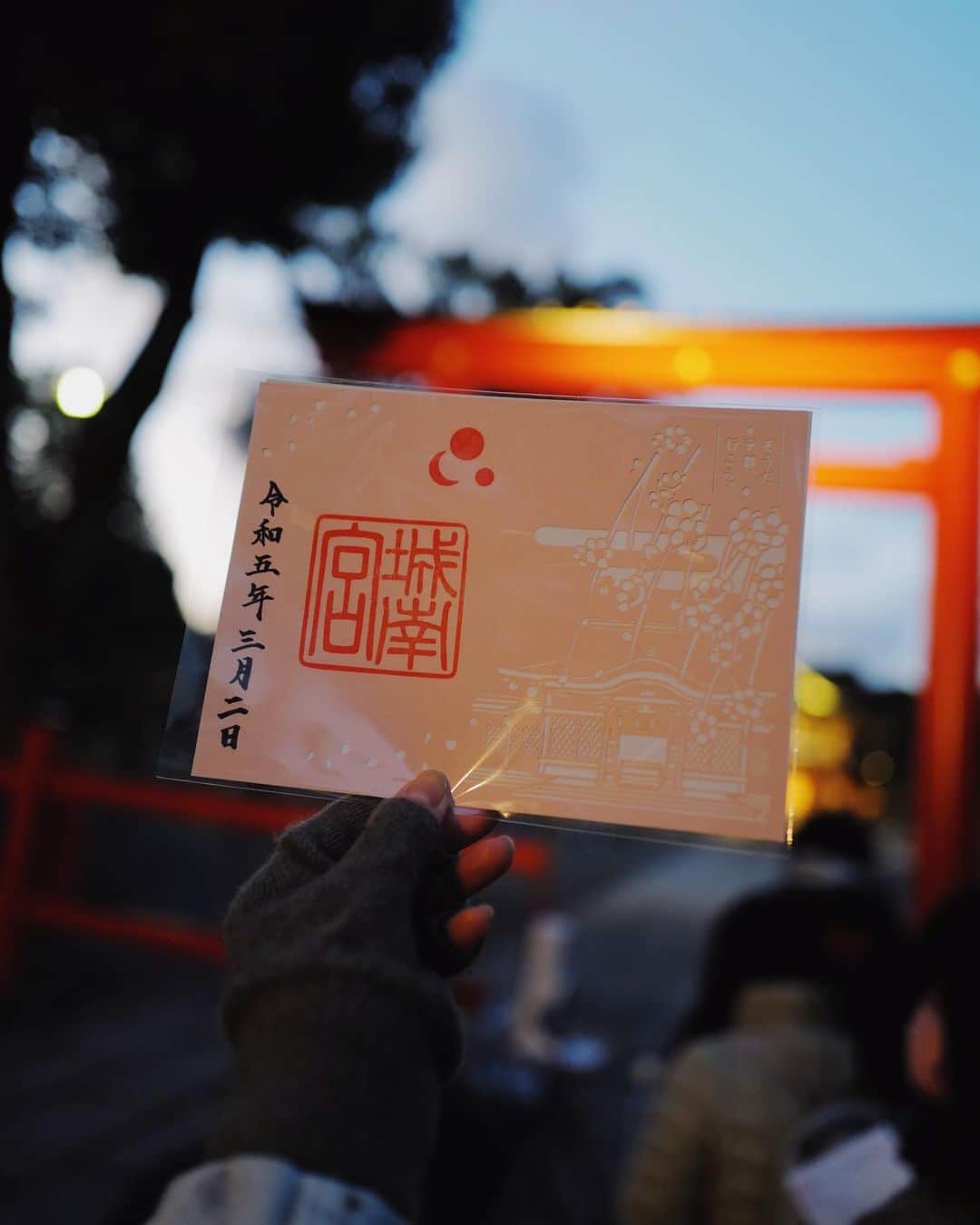 高山都さんのインスタグラム写真 - (高山都Instagram)「日が沈む頃に、城南宮へ。 ここでは、好きな色のランタンを選んで夜の枝垂れ梅を見に行くのだけど、この夜空と梅の光景が美しすぎて、声が出てしまったほど、幻想的な眺めでした。 この城南宮の会期は短い間でしたが、花咲く京都の期間中に、ランタンでお寺を巡るイベントはまだあるそうなので、ぜひ体験してみてください。  春のキャンペーンは、2/18〜6/30まで。 季節ごとに違う花の京都が楽しめます！ 何度も行きたくなるわ、これ。 #そうだ京都行こう #花咲く京都 #花咲く人力車 #PR」3月9日 9時43分 - miyare38