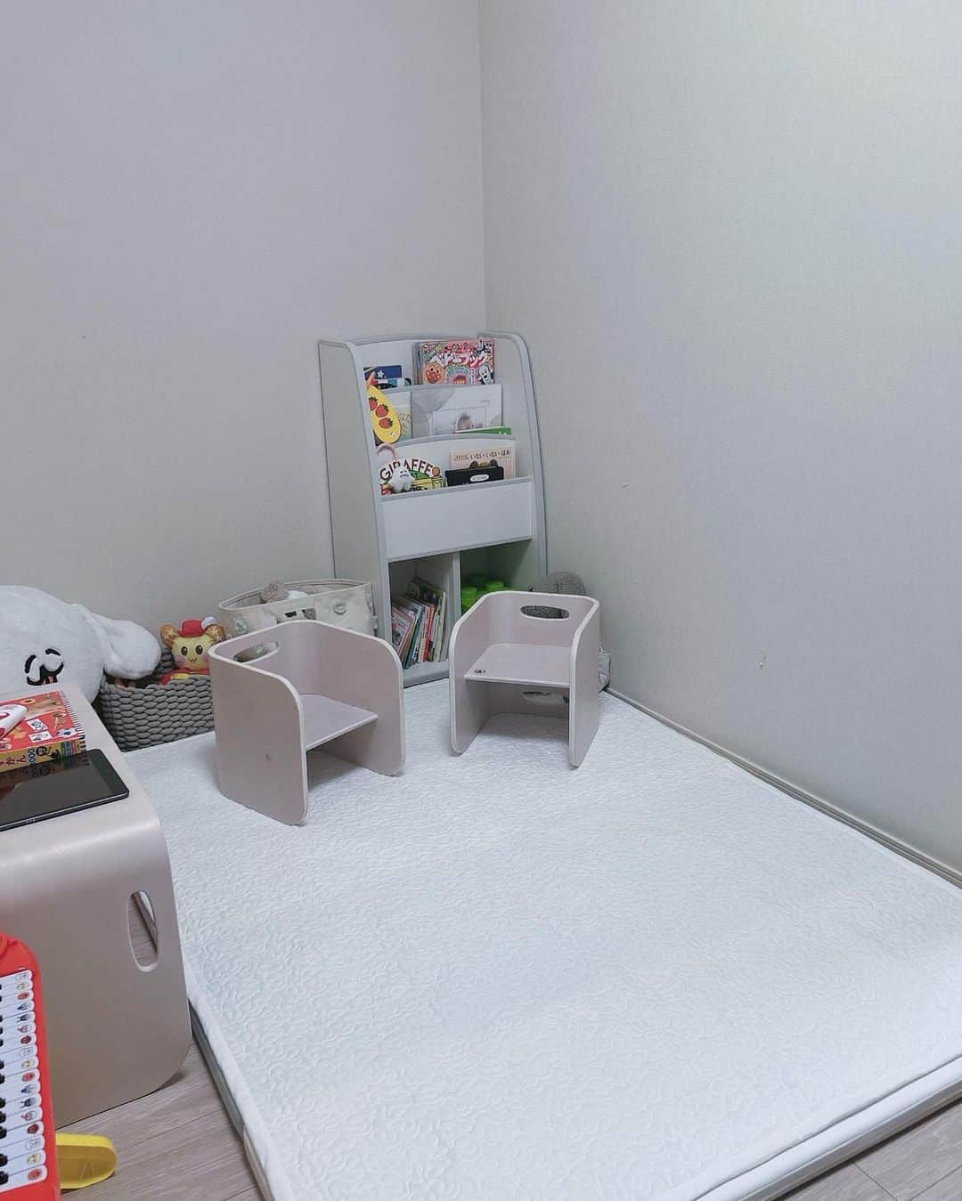 浜田翔子さんのインスタグラム写真 - (浜田翔子Instagram)「新生児の頃から使ってる @taotaostore_jp のプレイマットの上にもピッタリ敷ける  新商品のイブルマット sizeは160×120 ホワイトクラウドにしました！ 洗濯で丸洗いOKなので 汚したら洗えるしコットン100%で気持ちいいです。ペット🐶にも使用できるのも嬉しいから買い足したいくらい✨  シンプルで素敵なマットなので 赤ちゃんの月齢フォトとかもこれで撮るのありだなぁと思いました✨ もっと早くから欲しかったくらい😌🤍  #taotaostore  #イブル #イブルマット #赤ちゃんのいる生活  #一歳二ヶ月」3月9日 15時42分 - shoko_hamada
