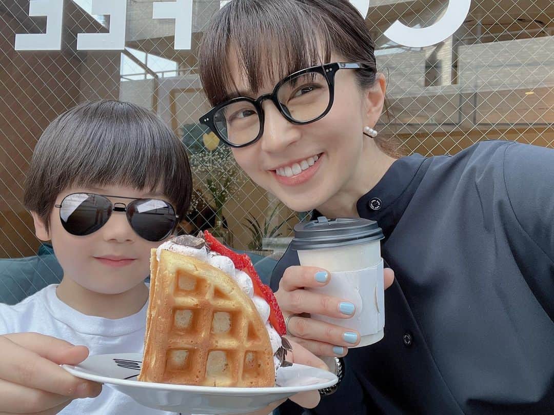 安田美沙子さんのインスタグラム写真 - (安田美沙子Instagram)「いやー目がかゆい！！  今日は幼稚園行事があったけど、みんなで花粉の話ばかりしてました🌸  春をめいいっぱい感じたい！！  だけどかゆい！  病院行こうかなー。。。  息子と束の間デート♥️何も考えずに、甘いもの食べて、コーヒー飲む時間は幸せ✨  ノンストレスな時間を1日1回は持ちたいです。言い聞かせてる。笑  #cafe  #date #boy #smile #spring」3月9日 16時04分 - yasuda_misako