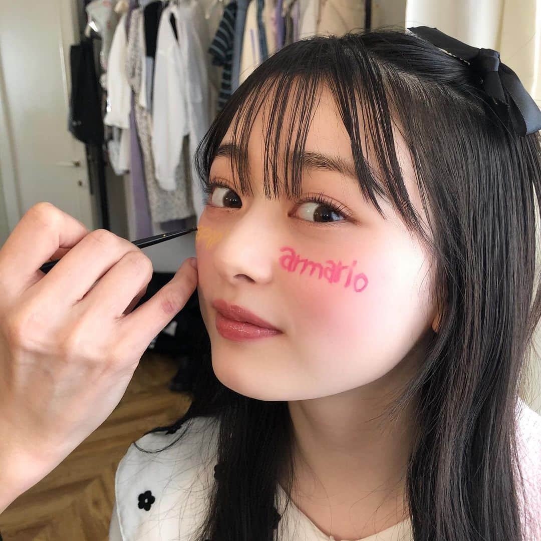 高比良由菜さんのインスタグラム写真 - (高比良由菜Instagram)「・ レピピWebカタログのオフショ🪄  ゆなレピコラボアイテムや色んなテイストのお洋服を着たり、 大きな豪華なお花に囲まれたり…念願の歴代のイメモさん達に続いて顔にrepipi armarioを書いて撮影しました🌷‎🤍  フードのパッケージにもゆなレピのシールが 貼ってあって嬉しかったな〜🥰 7枚目の写真はサプライズでこんなに可愛いケーキを頂いたんです！！ほんとにありがとうございました✨✨ 素敵な思い出になりました♡♡  動画も載ってるから是非最後まで見てね^. .^  ∴∵∴ ୨୧ ∴∵∴ ୨୧ ∴∵∴ ୨୧ ∴∵∴ #高比良由菜#ゆなな#ニコラ#nicola#ニコモ#レピピアルマリオ#ゆなレピ#レピピ#repipiarmario」3月9日 18時32分 - yuna_takahira_official