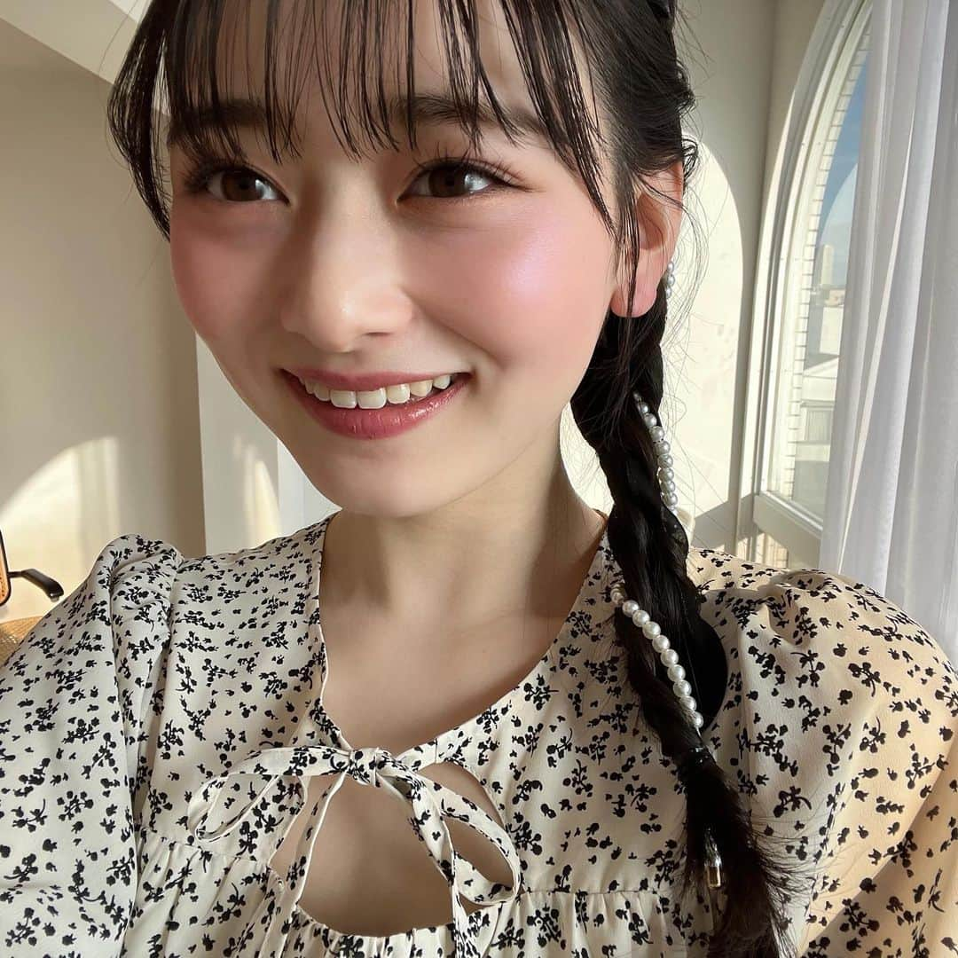 高比良由菜さんのインスタグラム写真 - (高比良由菜Instagram)「・ レピピWebカタログのオフショ🪄  ゆなレピコラボアイテムや色んなテイストのお洋服を着たり、 大きな豪華なお花に囲まれたり…念願の歴代のイメモさん達に続いて顔にrepipi armarioを書いて撮影しました🌷‎🤍  フードのパッケージにもゆなレピのシールが 貼ってあって嬉しかったな〜🥰 7枚目の写真はサプライズでこんなに可愛いケーキを頂いたんです！！ほんとにありがとうございました✨✨ 素敵な思い出になりました♡♡  動画も載ってるから是非最後まで見てね^. .^  ∴∵∴ ୨୧ ∴∵∴ ୨୧ ∴∵∴ ୨୧ ∴∵∴ #高比良由菜#ゆなな#ニコラ#nicola#ニコモ#レピピアルマリオ#ゆなレピ#レピピ#repipiarmario」3月9日 18時32分 - yuna_takahira_official