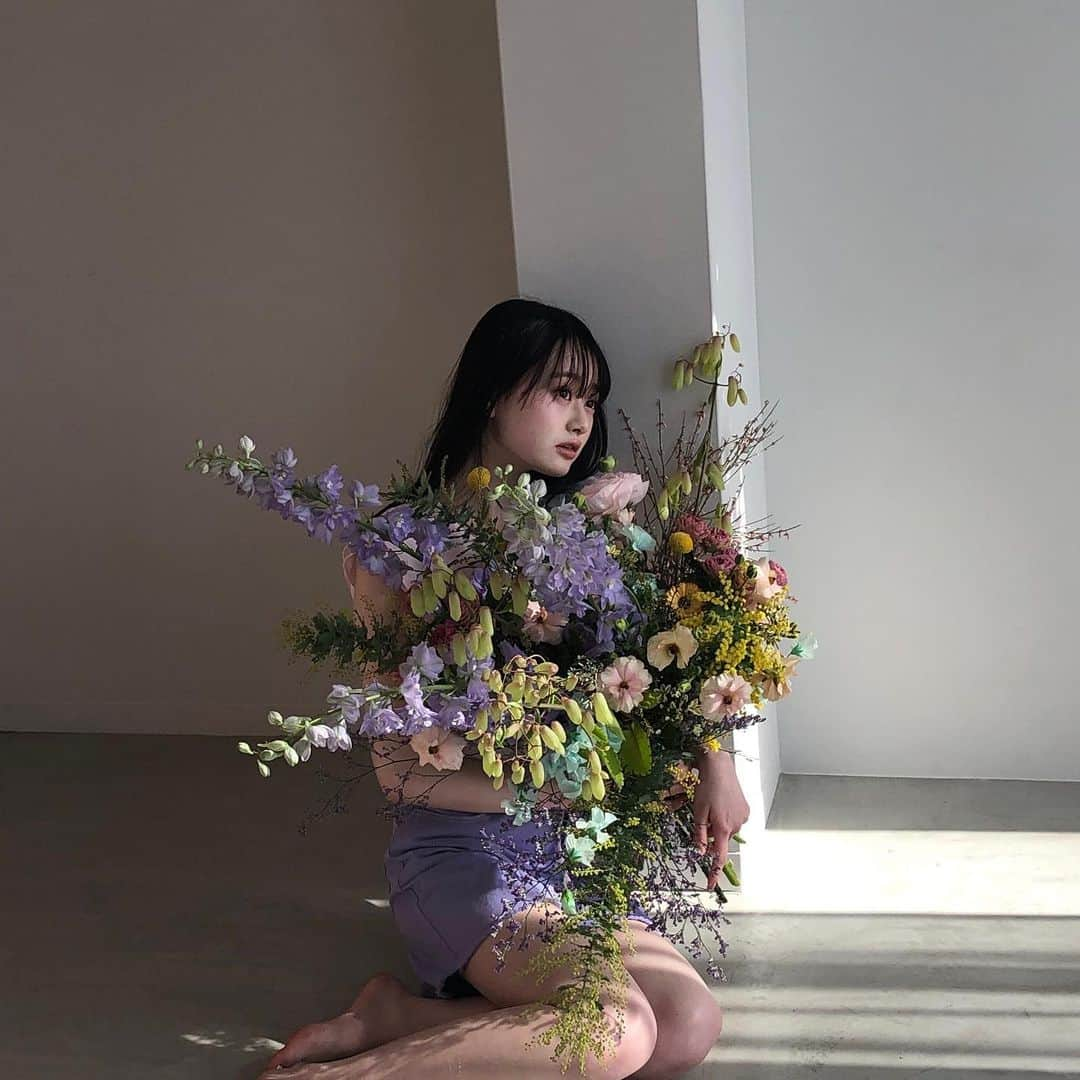 高比良由菜さんのインスタグラム写真 - (高比良由菜Instagram)「・ レピピWebカタログのオフショ🪄  ゆなレピコラボアイテムや色んなテイストのお洋服を着たり、 大きな豪華なお花に囲まれたり…念願の歴代のイメモさん達に続いて顔にrepipi armarioを書いて撮影しました🌷‎🤍  フードのパッケージにもゆなレピのシールが 貼ってあって嬉しかったな〜🥰 7枚目の写真はサプライズでこんなに可愛いケーキを頂いたんです！！ほんとにありがとうございました✨✨ 素敵な思い出になりました♡♡  動画も載ってるから是非最後まで見てね^. .^  ∴∵∴ ୨୧ ∴∵∴ ୨୧ ∴∵∴ ୨୧ ∴∵∴ #高比良由菜#ゆなな#ニコラ#nicola#ニコモ#レピピアルマリオ#ゆなレピ#レピピ#repipiarmario」3月9日 18時32分 - yuna_takahira_official