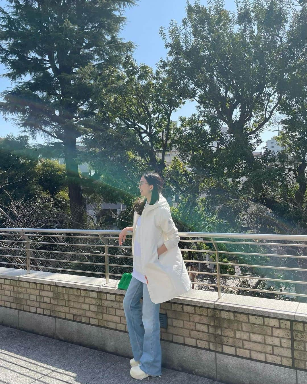 松島花さんのインスタグラム写真 - (松島花Instagram)「: #Outfit 🤍 セーブ・ザ・ダックの春アウター🌷 朝晩はまだ肌寒いし、雨の日にも☔️ おしゃれに着れるので、これからの 季節にたくさん使えそう😊🍀 私は迷って白にしましたが他の色も👍🏻 他の春アウターも素敵でした🧥 公式オンラインストア＆POP-UPストアで 販売中なので是非チェックしてみて下さい♪ : @savetheduck_jp #SAVETHEDUCK #2023SS  #ootd #hanaoutfit #花私服」3月9日 18時42分 - hana_matsushima_official