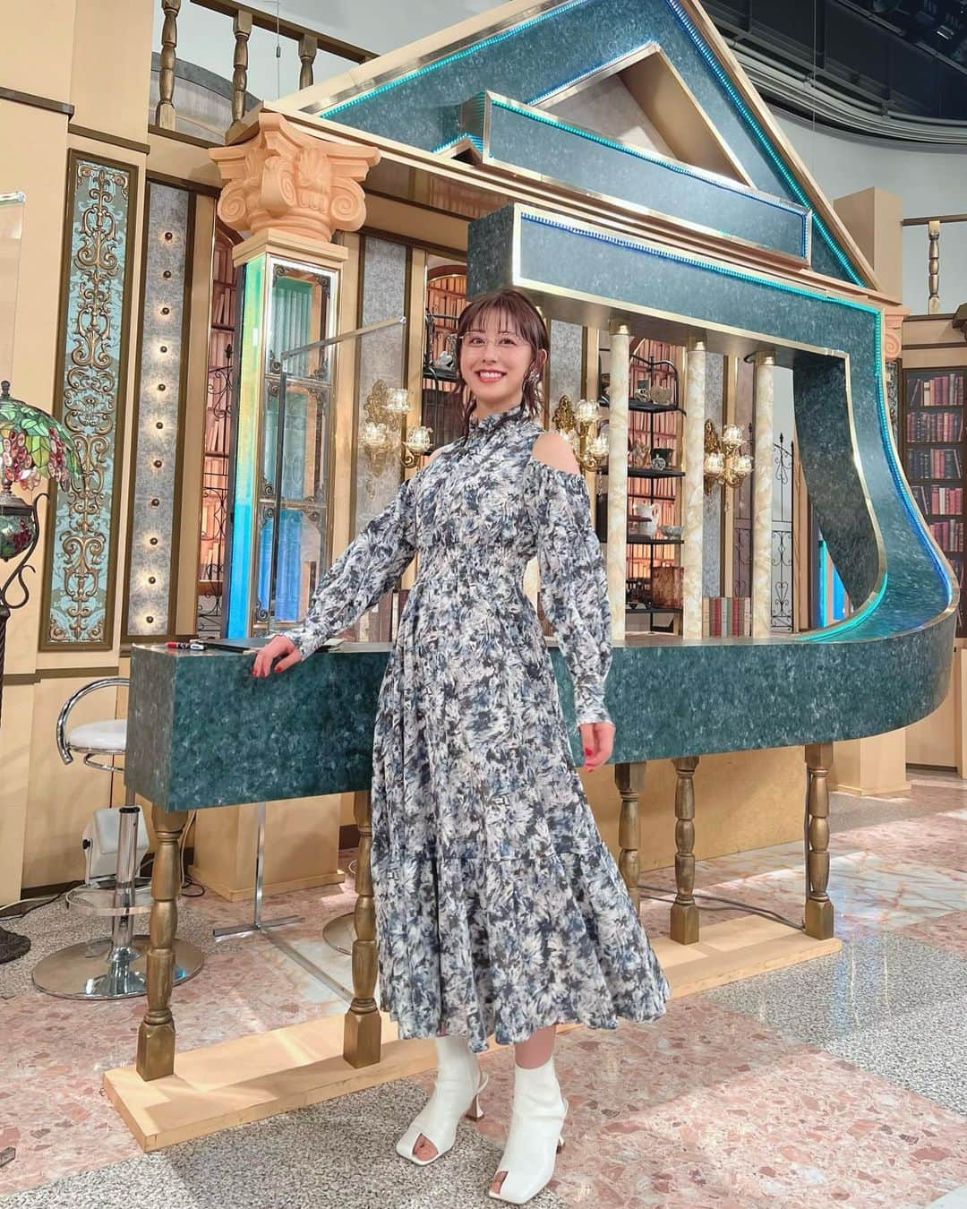 斎藤ちはるさんのインスタグラム写真 - (斎藤ちはるInstagram)「肩がちらっと🤭👗 . 実は後ろを向くとハートが♡ . . #可愛い #華やか #ワンピース #技あり #ハーフアップ も #かわいい #林修の今知りたいでしょ #放送中 です！ #3時間スペシャル . . #斎藤ちはる#テレビ朝日アナウンサー#テレビ朝日#テレ朝#アナウンサー#肩出し#肩出しコーデ#肩#水彩柄#水彩#青#青ワンピース#ハート#ヘアアレンジ#ヘアスタイル#ミディアム#ミディアムヘア#ハーフアップアレンジ#メガネ#伊達メガネ#だてめがね」3月9日 19時21分 - chiharu_saito_ex