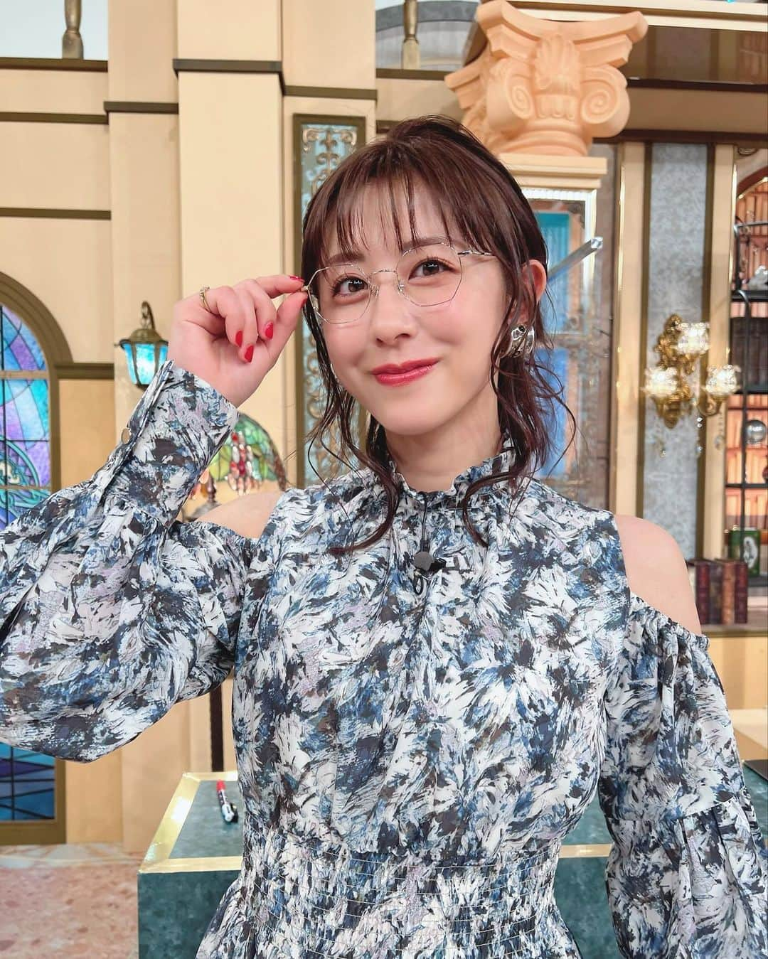 斎藤ちはるさんのインスタグラム写真 - (斎藤ちはるInstagram)「肩がちらっと🤭👗 . 実は後ろを向くとハートが♡ . . #可愛い #華やか #ワンピース #技あり #ハーフアップ も #かわいい #林修の今知りたいでしょ #放送中 です！ #3時間スペシャル . . #斎藤ちはる#テレビ朝日アナウンサー#テレビ朝日#テレ朝#アナウンサー#肩出し#肩出しコーデ#肩#水彩柄#水彩#青#青ワンピース#ハート#ヘアアレンジ#ヘアスタイル#ミディアム#ミディアムヘア#ハーフアップアレンジ#メガネ#伊達メガネ#だてめがね」3月9日 19時21分 - chiharu_saito_ex