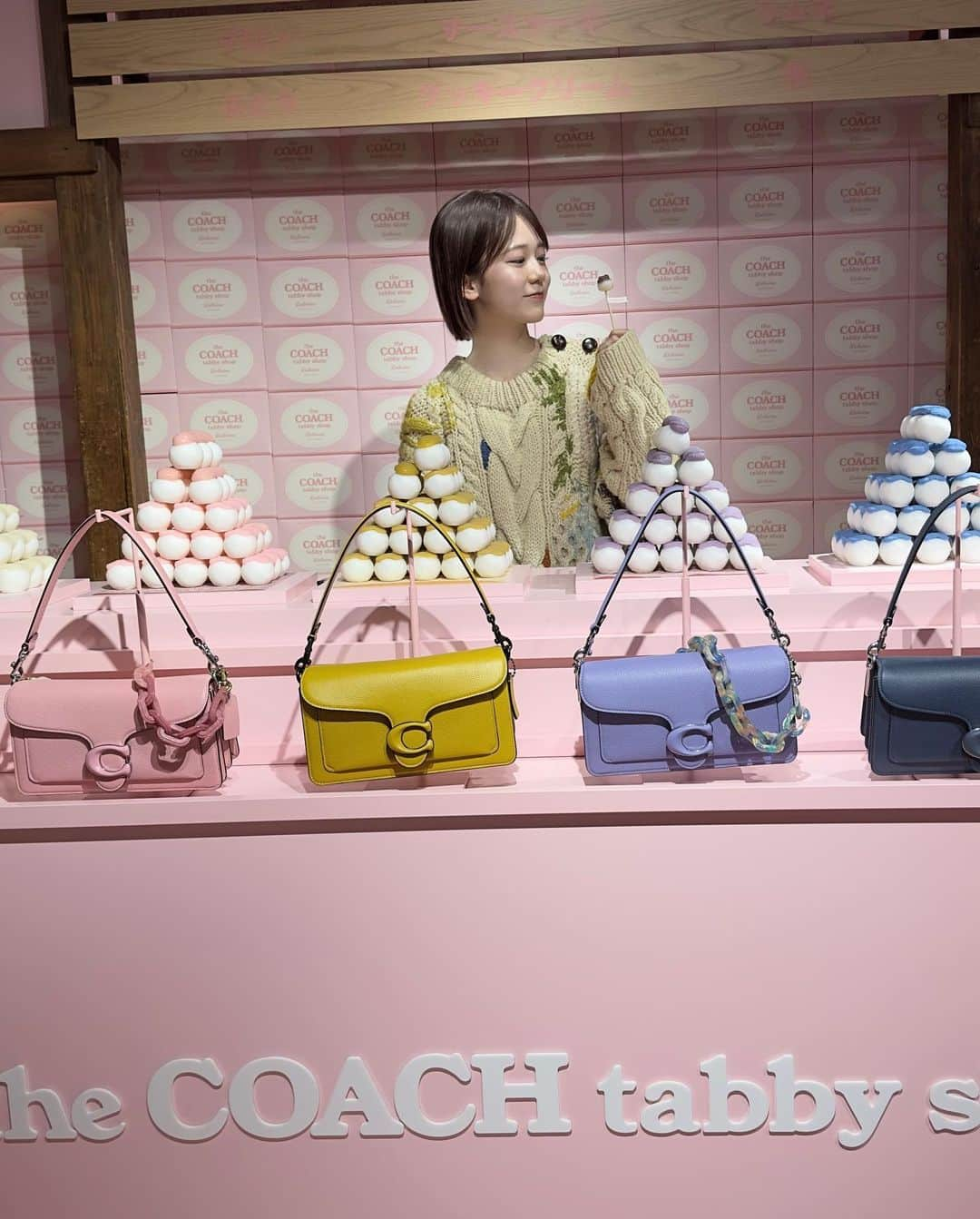 川口葵さんのインスタグラム写真 - (川口葵Instagram)「.  "the COACH tabby shop （コーチ　タビー　ショップ）" アンノン原宿にて、4月2日まで開催中のコーチの最新POP UPに行ってきたよ❤️‍🔥✨  会場がピンク色の空間でとっても可愛かったです🍑 皆様もぜひ行ってみてください🙏🏻🌸  @coach_japan #コーチタビー #CoachJapan #InMyTabby #CoachNY」3月9日 20時04分 - kawaguchiaoi_1126